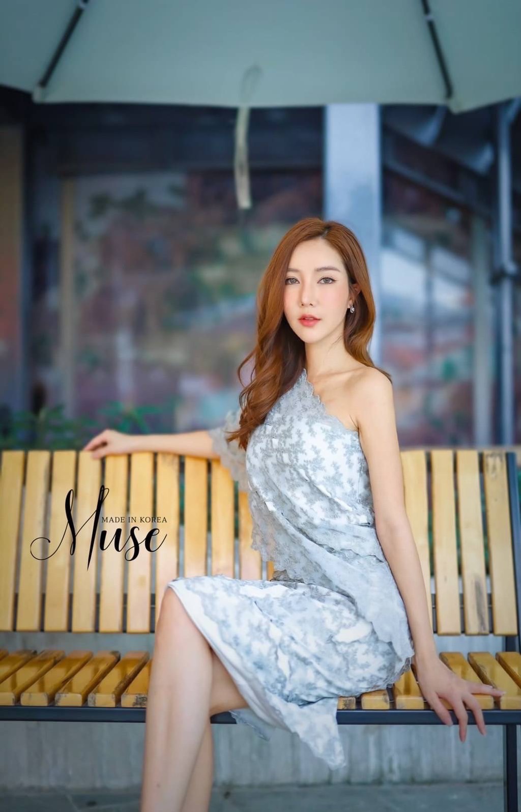 เซ็ตเสื้อลูกไม้ทรงสะพายไหล่ทรงเฉียง ใส่คู่กับกระโปรงเอวสูง ตัวผ้าเป็นผ้าลูกไม้อย่างดี บอกเลยว่าสวยแพงมากๆ