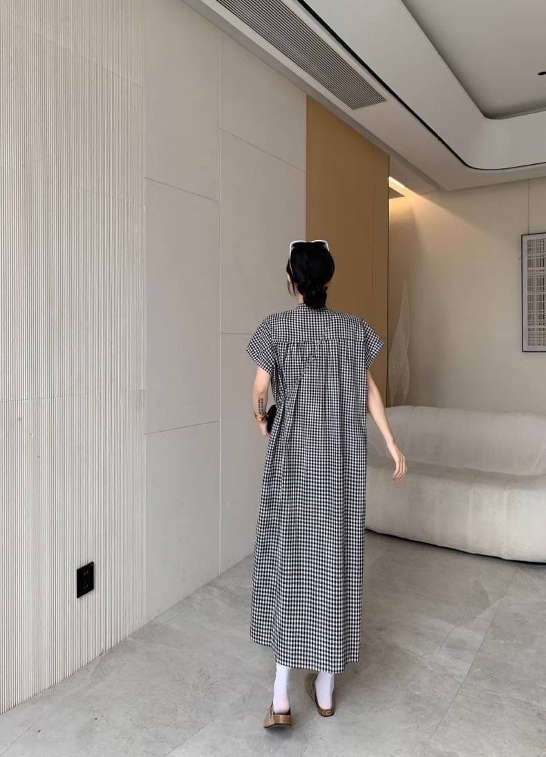 เดรสยาวแขนสั้นทรงหลวม คอปกติดกระดุมด้านหน้า เนื้อผ้าคอตตอนลายสก็อต ใส่สวยค่ะ