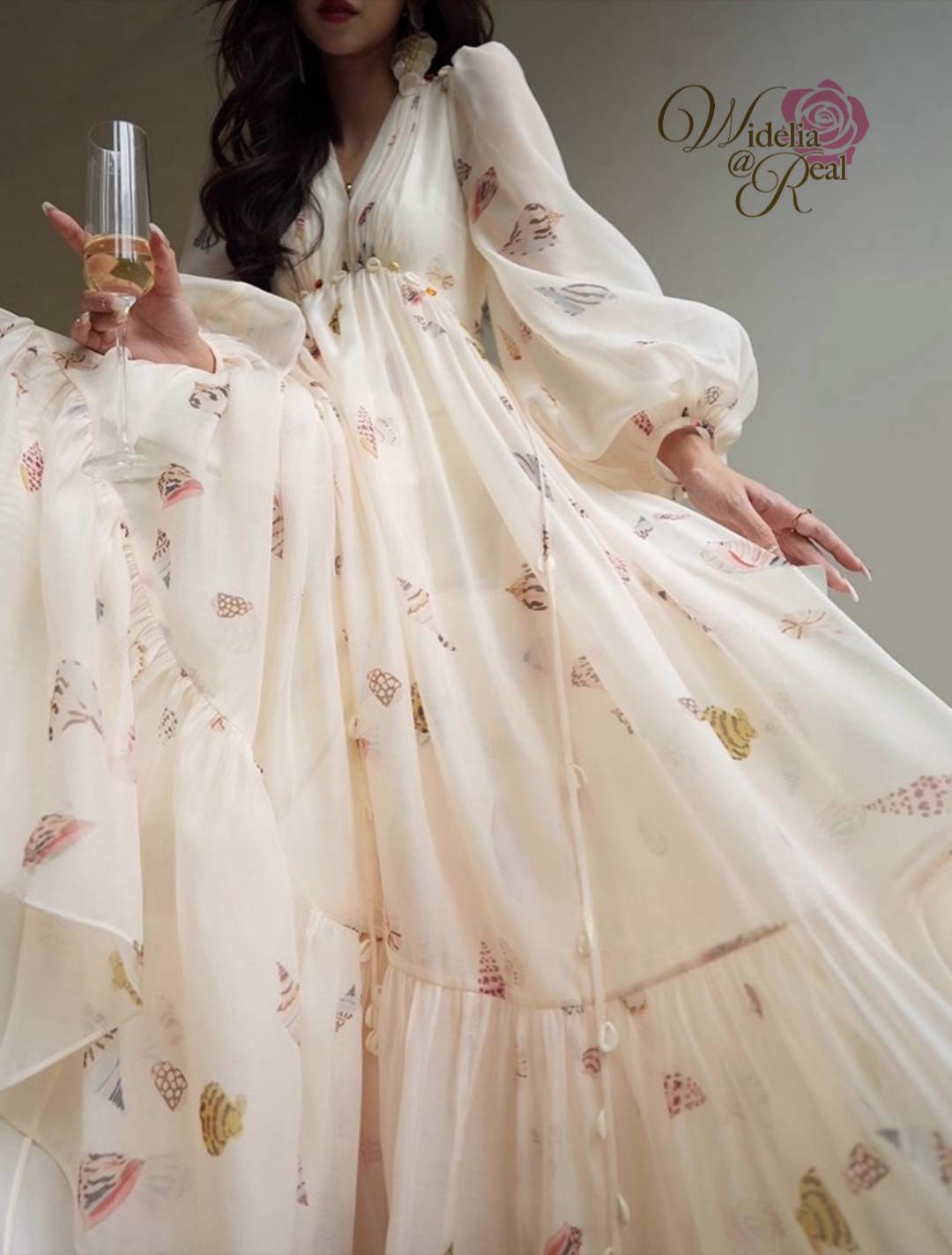 Maxi Dress แม็กซี่เดรสแขนยาวเนื้อผ้าพิมพ์ลายหอยสวยช่วงอกเย็บจีบ ประดับด้วยหอยรอบเอว ท่อนล่างกระโปรงยาวบานพริ้วสวย ใส่ง่าย ใสสบาย เนื้อผ้าอย่างดี แนะนำเลย รับรองใส่ออกมาไม่ผิดหวัง บอกเลยห้ามพลาดเด็ดขาดงานดีงานสวยจริงต้อง Widelia @ Real