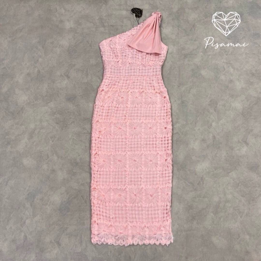 เดรสไหล่เดียวสีชมพูแต่งโบว์ไหล่มาในงานฉลุทรงสอบลูกไม้ตัวยาว แต่งลายฉลุลูกไม้หวานๆ ใส่สวยมากกกก ราคานี้มือต้องไวเลยค่า รุ่นนี้ใส่สวย เนื้อผ้าดีมากกกกกกก ห้ามพลาดเลยค่า