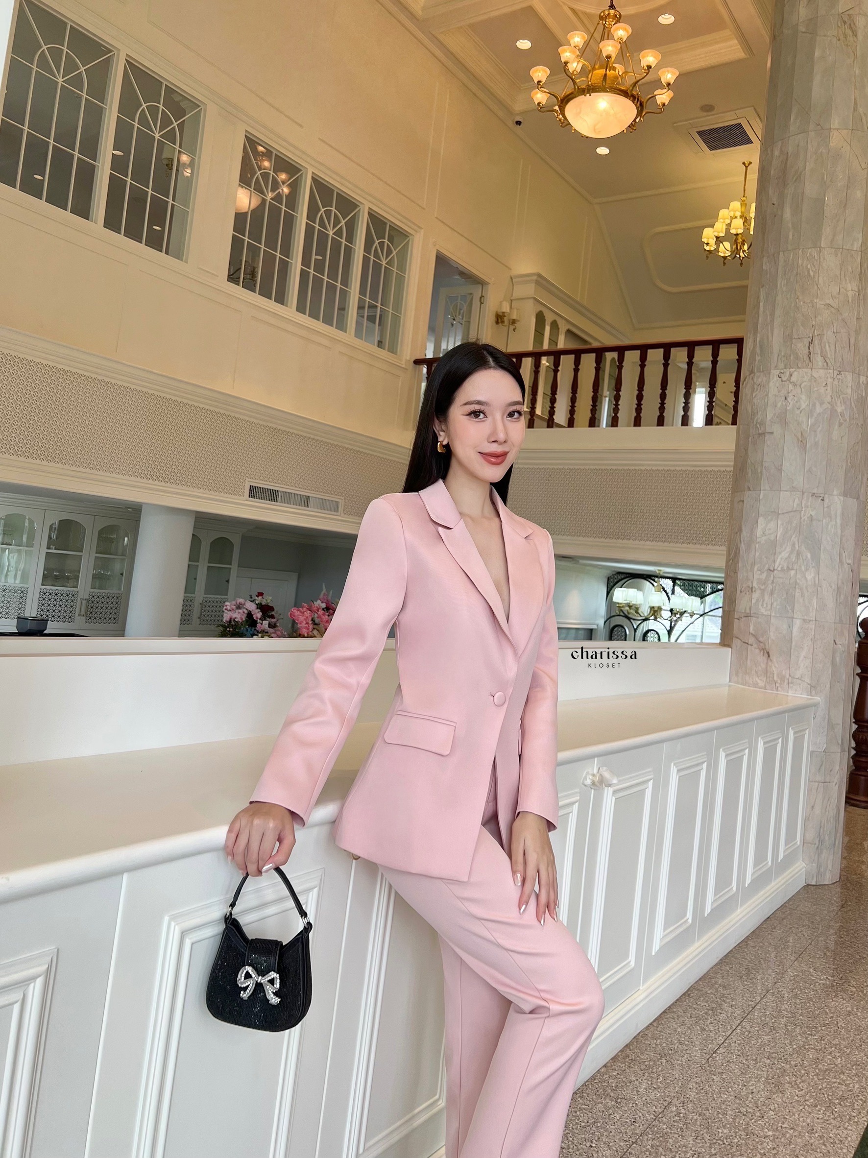 Blazer+กางเกง ผ้าดีใส่สบายมาก เสื้อสูทมีซับในอย่างดี แต่งกระดุมผ้าเดียวกับสีชุด มีซับในทั้ชุด มาคู่กับกางเกงขายาวใส่สบายๆ ไม่สม้อคนะคะ กระเป๋าใช้งานได้จริงทั้งเสื้อและกางเกงเลยค่า เสื้อสูทมีรองบ่าบางๆเพื่อให้เป็นทรงสวย จะใส่คู่กับรองเท้าผ้าใบวันสบายๆ หรือ