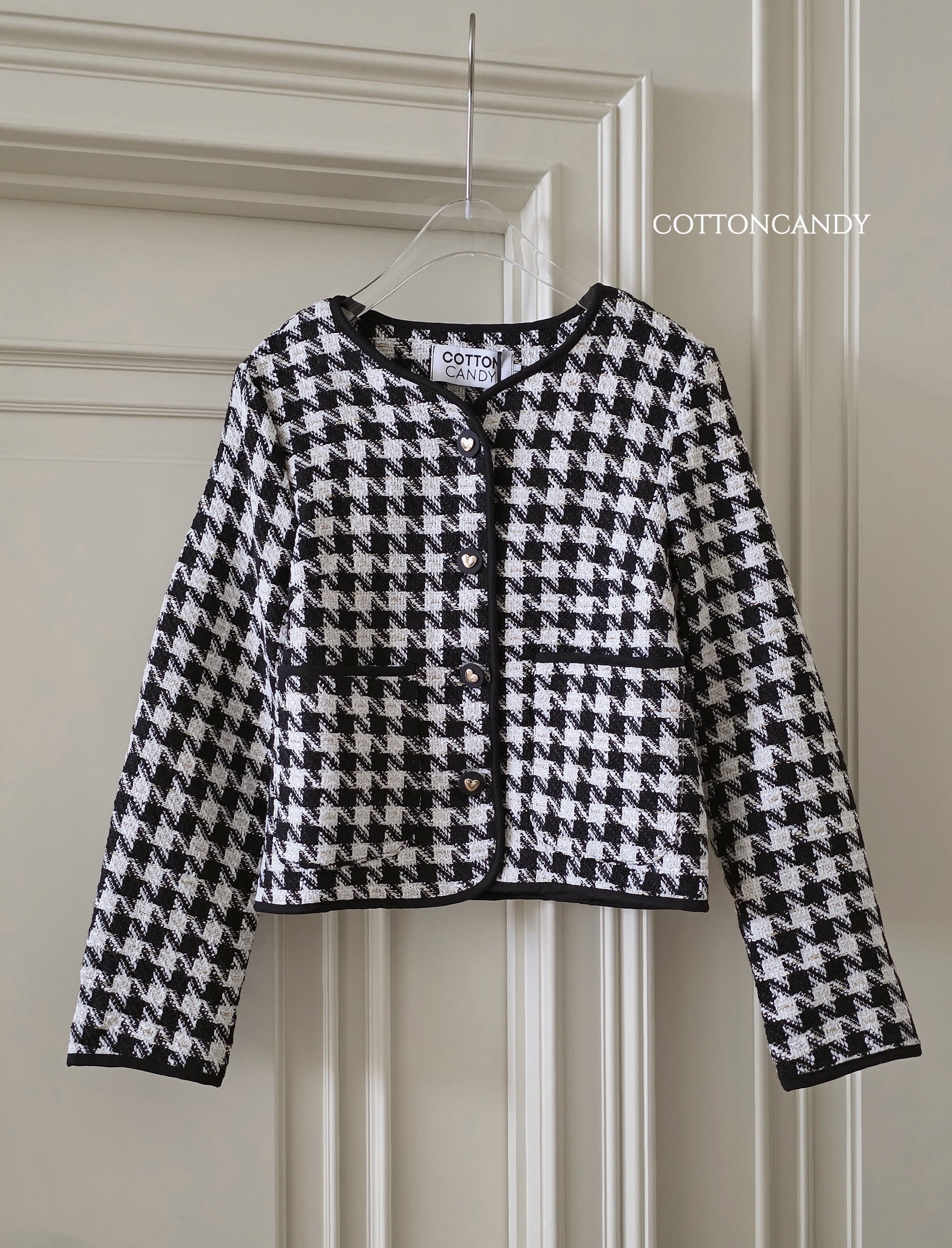 เสื้อครอปรุ่นนี้คือสวยมากๆ ผ้าทอทวีตเนื้อพรีเมี่ยม สั่งทอเนื้อดี ลายสวยคลาสสิค ใส่สบายได้ทั้งปีใส่แล้วได้ลุคสุดหรูอลยคร่าาา