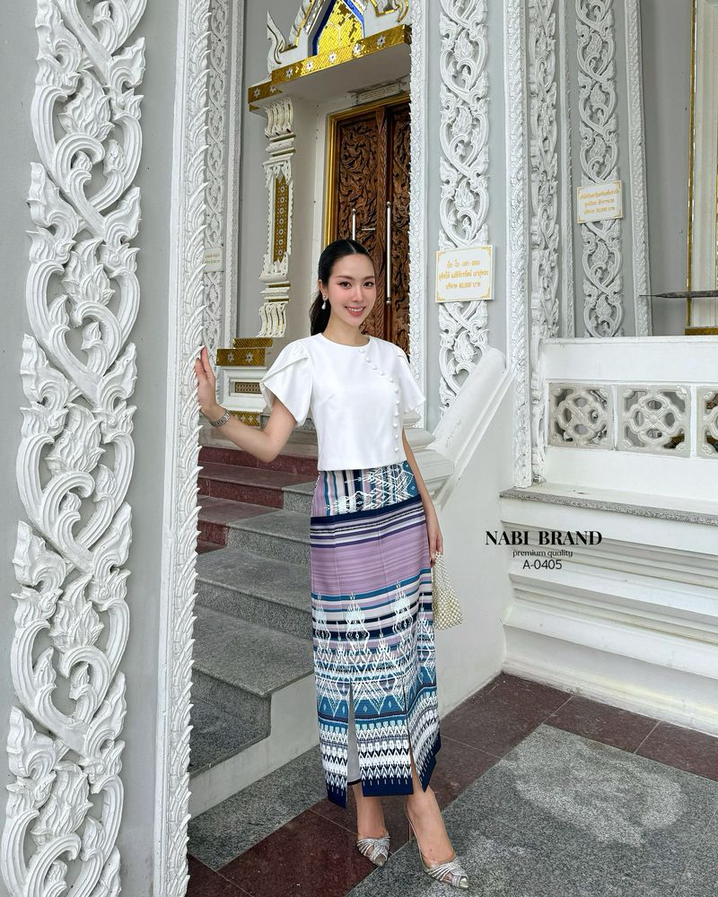 ชุดไทย คอลใหม่อย่างเลิศหรู ใครมองหาชุดไทยแบบใหม่ จัดมาได้เลยนะคะ🤍 ชุดเซท 2 ชิ้น เสื้อคอกลมแต่งกระดุมด้านหน้า ผ้าดี แต่งแขนกลีบบัว ทรงปล่อยๆ เข้าเซทกับกระโปรงพิมพ์ลายอย่างสวย แต่งผ่าหน้า เดินได้คล่องตัว ชุดมีซับในและฟองน้ำ งานซิบหลังทั้งเซท ใกล้วัน