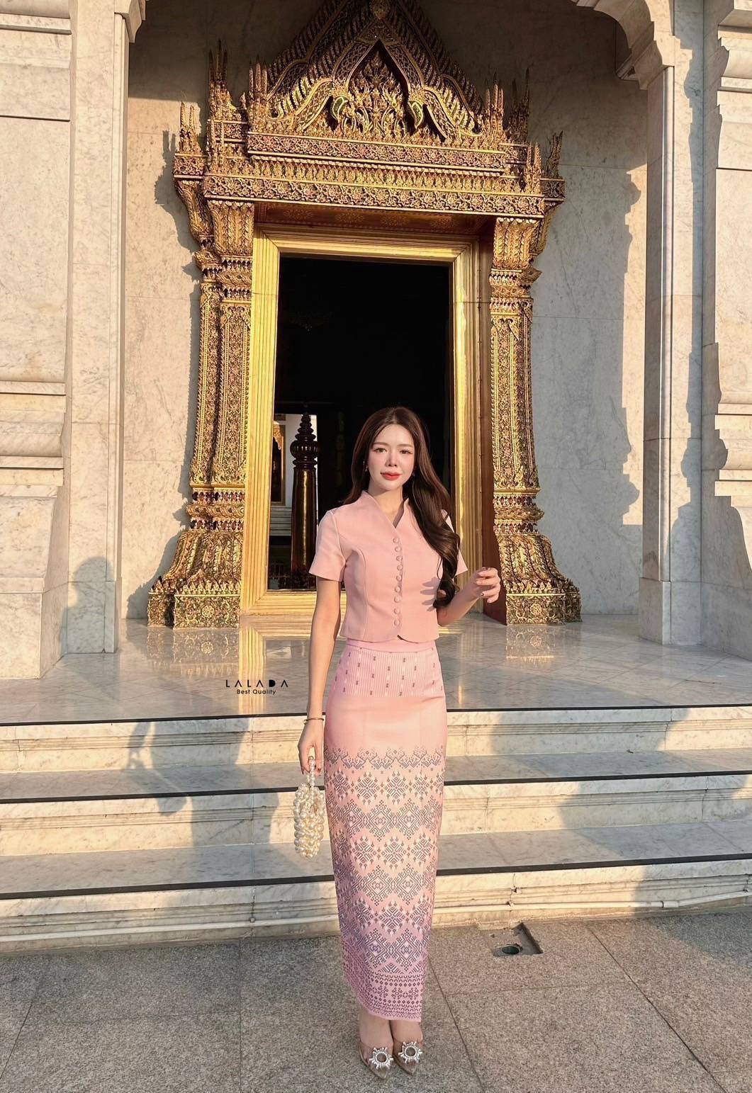 set 2 ชิ้น ผ้าไทย ชุดไปทำบุญ ชุดไปงาน พร้อมส่งค่า เสื้อคอวีสีชมพูกระปิดกระดุมหน้า ช่วงอกเสริมฟองน้ำแมทช์กับผ้าถุงสำเร็จ ผ้าพิมพ์ลายมีซิบหลัง สวมใส่สะดวก สวยหวานฉ่ำๆ งานบุญ งานบวชได้หมดเลยค่ะ Color::ตามรูป