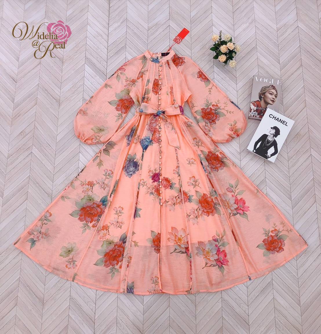 BRAND ::Zimmerman Detail >> Maxi Dress แม็กซี่เดรสตัวยาว แขนยาวพองทรงสวย กระดุมหน้าเรียงยาว มีผ้าผูกโบว์ที่เอวเพิ่มความกระชับ ผ้าพิมพ์ลายดอกไม้สวย เนื้อผ้าอย่างดี