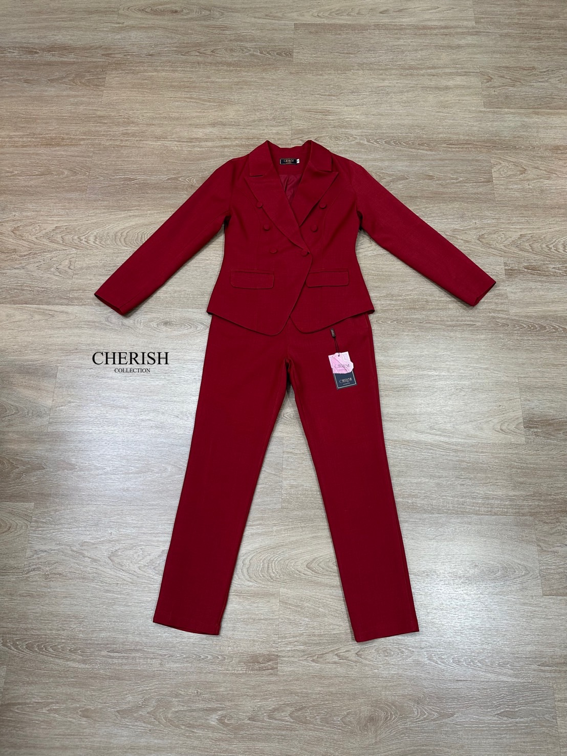 Setsuit เสื้อ+กางเกง เรียบหรู ดูเท่ ทรงสวย ใช้ผ้าดี ใส่สบาย ตัวเสื้อสูทแต่งกระดุม มีกระเป๋า พร้อมซับในทั้งตัว มาพร้อมกับกางเกงขากระบอก มีกระเป๋า 2 ข้าง จะใส่ทำงาน ออกงาน ดูดีสุดๆค่ะ