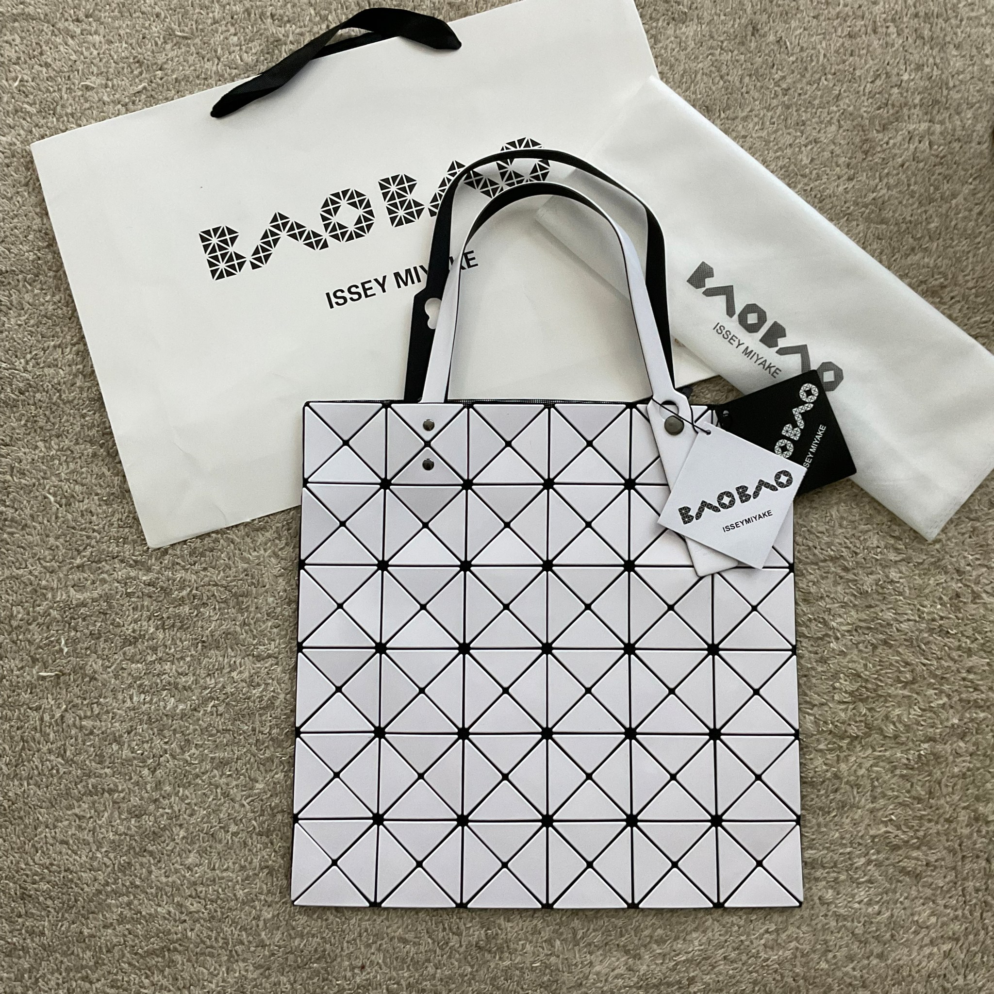 กระเป๋าทรงโท้ทใบใหญ่แบรนด์เนมเบาเบาอิสเซ่มิยาเกะสีขาว สีเงิน สีดำ BAO BAO ISSEY MIYAKE TOTE BAG (6x6)