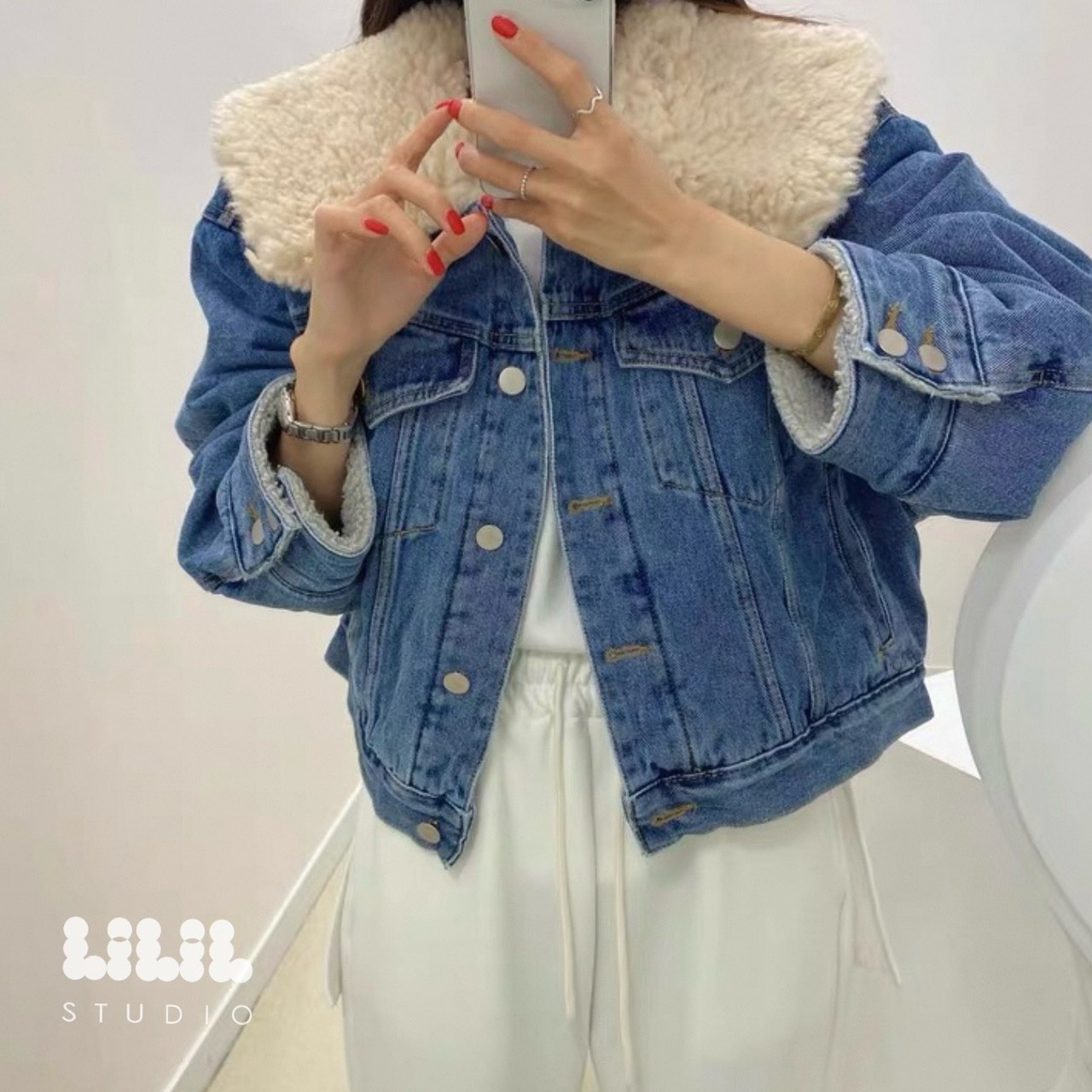 Denim Jacket🐨 แจ็คเก็ตผ้ายีนส์ปกใหญ่ ด้านในขนนุ่ม ดูมีสไตล์ ขนาดพอดีตัว อุ่นๆ กระเป๋าข้าง รุ่นนี้ขอบอกทริปไปเที่ยวได้ใส่แน่