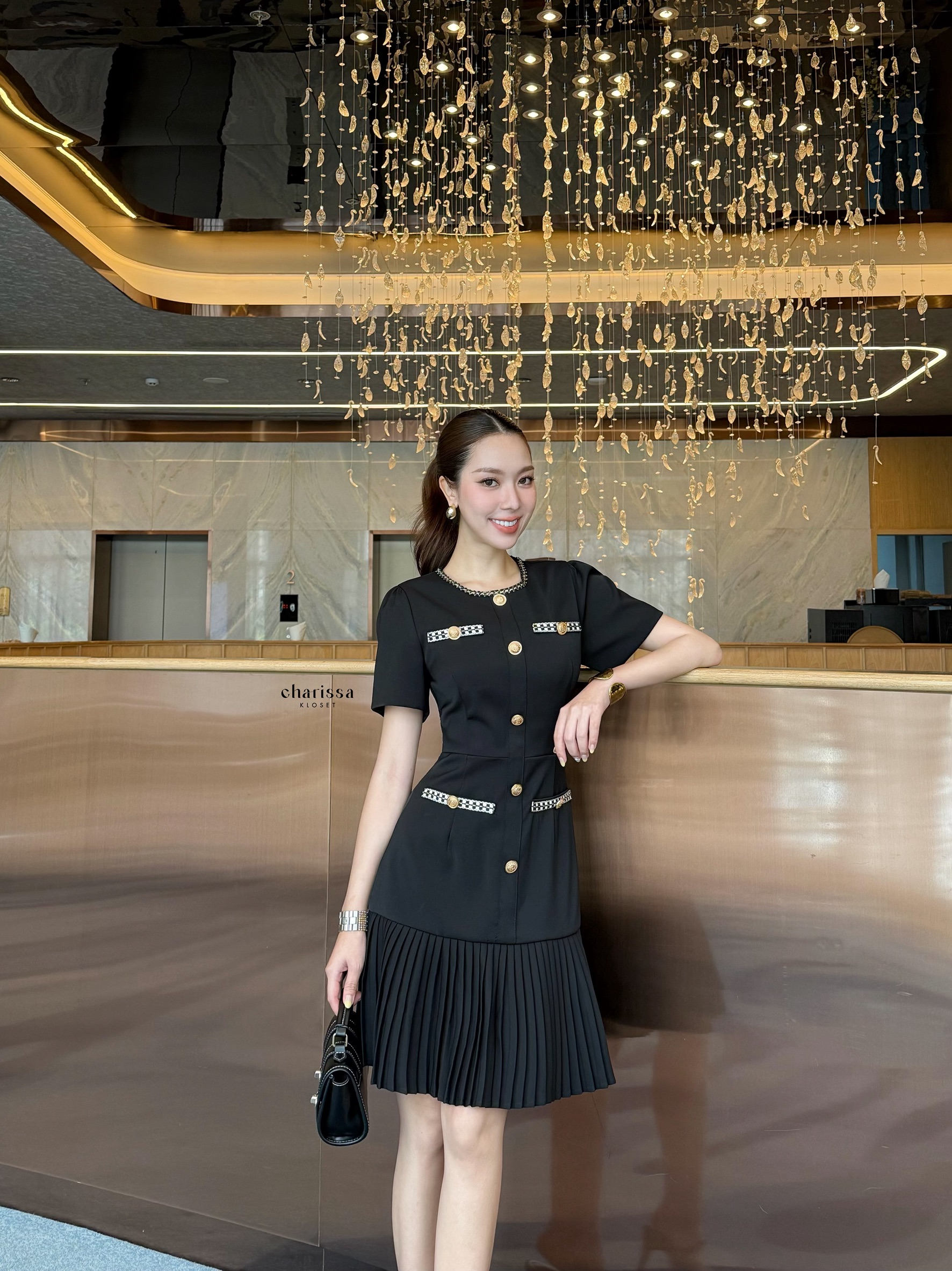 ชุดเดรสสุดหรูที่ผสมผสานความเรียบโก้และความหวานได้อย่างลงตัว ดีไซน์ทรงเข้ารูปช่วงตัว เน้นสัดส่วนอย่างสวยงาม เดรสเป็นซิปด้านหลัง ตัดต่อกระโปรง พลีท เพิ่มความพลิ้วและความอ่อนหวาน ตกแต่งกระดุมทองหรูหราและกระเป๋าเพิ่มความโดดเด่น สไตล์ Luxury Chic เนื้อผ้าพรีเม