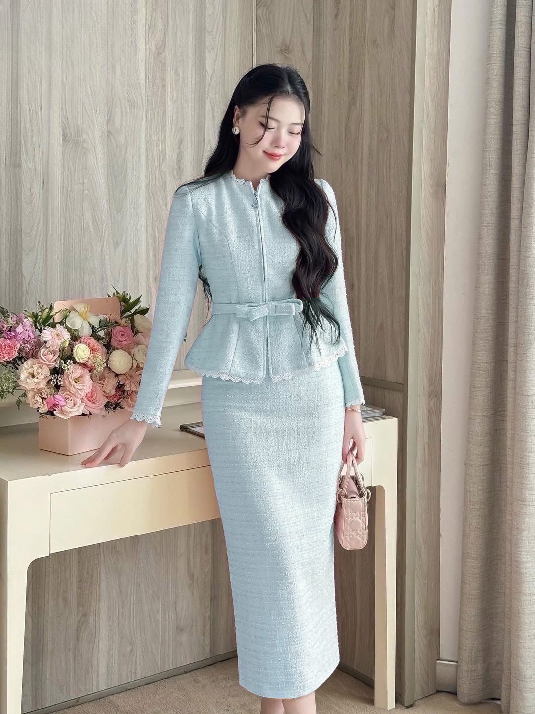 Set 2 ชิ้น เนื้อผ้าทวิตสีฟ้าผสมดิ้นเงิน ตัวเสื้อทรงพอดีตัวแขนยาวคอชิดแต่งระบายกุ๊นลูกไม้สีขาวเล็กๆที่ขอบชุด ตัวเสื้อเป็นซิปรูดด้านหน้า (อกเย็บเสริมฟองน้ำ และมีเสริมไหล่) มีสายขาดเอวเข็มขัดเป็นริบบิ้นโบว์มีกระดุมแป๊กติดด้านหลังเด่นสวย มาพร้อมกับกระโปรงยาวท