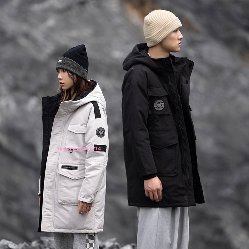 Big Goose Down Jacket เสื้อแจ็คเก็ตกันหนาวสำหรับผู้ชายและผู้หญิงขนาดยาวปานกลาง บุในขนเป็ดสังเคราะห์ ผ้าฝ้ายผสมเส้นใยโพลีเอสเตอร์ทอหนาพร้อมเคลือบสารสะท้อนหยดน้ำ กันหนาวอุณหภูมิติดลบ มี 4 สี