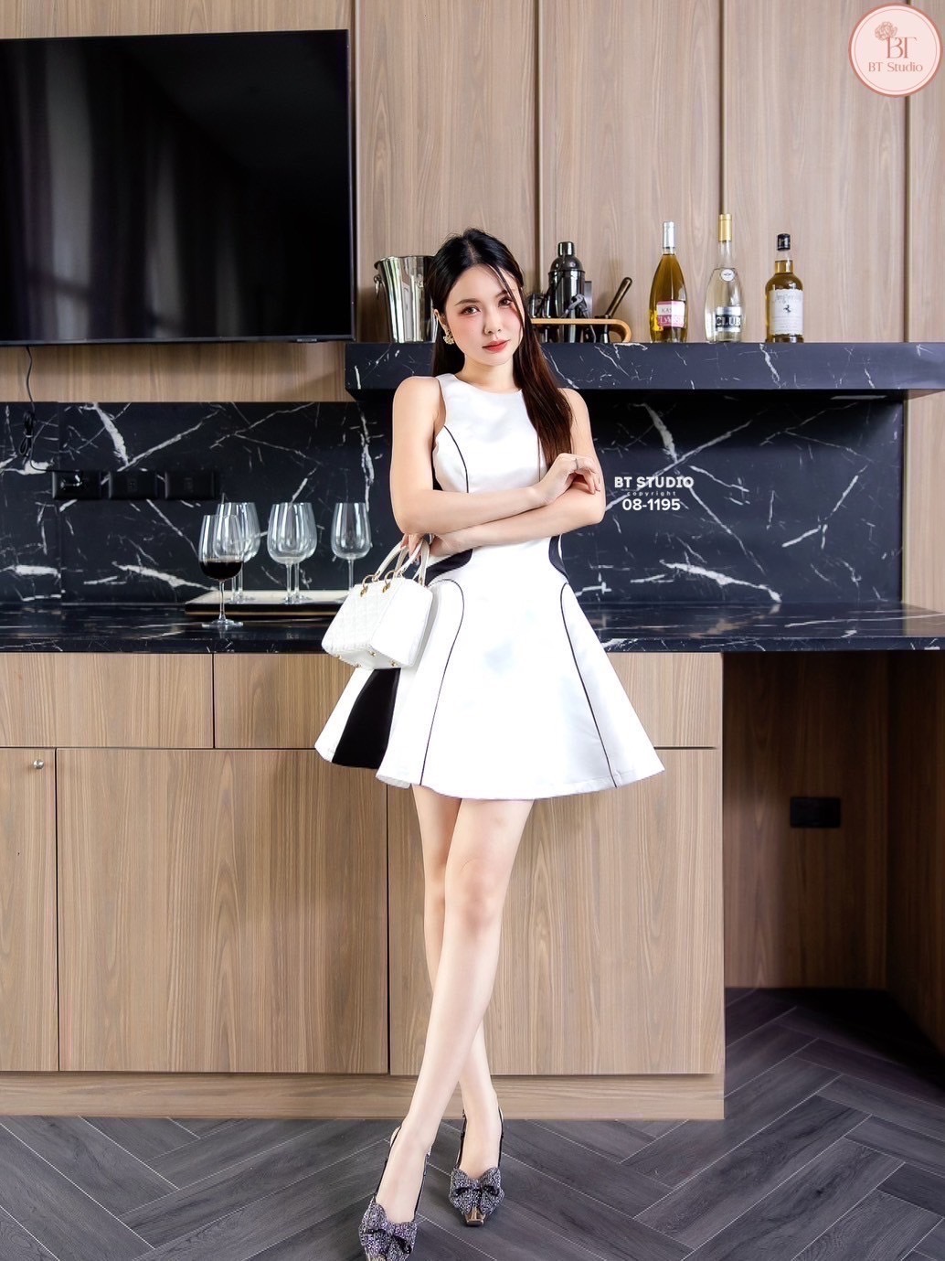 เดรสสั้นแขนกุด ด้านหลังเว้าแต่งสายสีขาว ดีเทลแต่งลายสีดำตัดขอบเว้า แต่งกุ้นเส้นเล็กๆ พรางหุ่นสุดๆ ช่วงอกเสริมฟองน้ำ ตัวกระโปรงบานออก ซิปหลัง มีซับใน เนื้อผ้ามันเงาใส่แล้วออร่าม๊ากก งานสวยคุณค่าที่เราคู่ควรคร้า #BTstudio #ป้ายBt #แบรนด์บีที #งานป้ายBtstudi