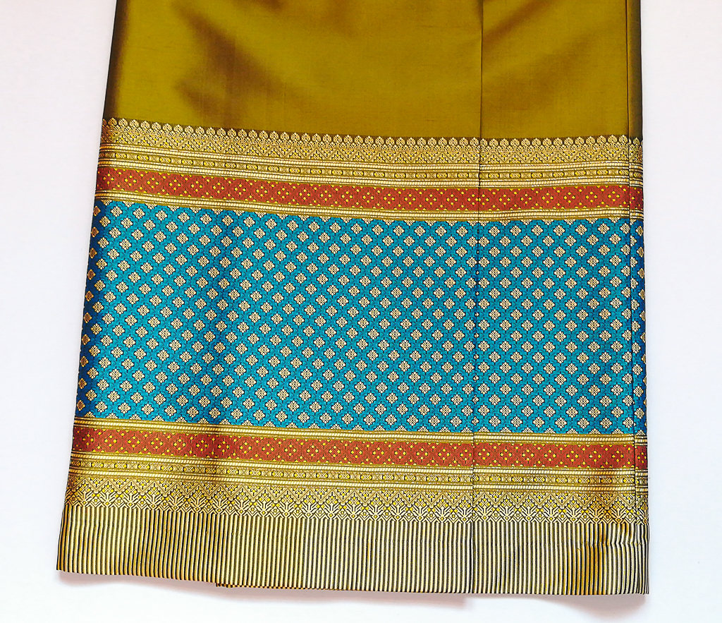 ผ้าถุงไหมสำเร็จรูป (สีเขียวปีกแมลงทับ) งานตัดเย็บประณีต อัดผ้ากาวตามสีของผ้าถุง เนื้องานดีเกรด A (รอบเอว 30 นิ้ว)