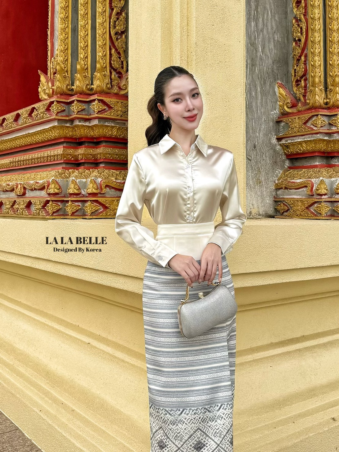 ชุดเซตทำบุญ2ชิ้นเสื้อเชิ้ตผ้าซาตินคอปกกระดุมหน้าแขนยาวใส่คู่ผ้าถุงผ้าพิมพ์ลายป้ายหน้าผ่าหลังมีซับในอัดกาวอย่างดีชุดทำบุญเข้าวัดของเซเลบที่แท้ทรูคุณภาพเกรดพรีเมี่ยม1:1 คัทติ้ง และ แพทเทริน์เป๊ะ ค่ะ น่ารักฝุดๆไปเลยค้ารุ่นนี้มิกซ์กับรองเท้าส้นสูงเครื่องประดั