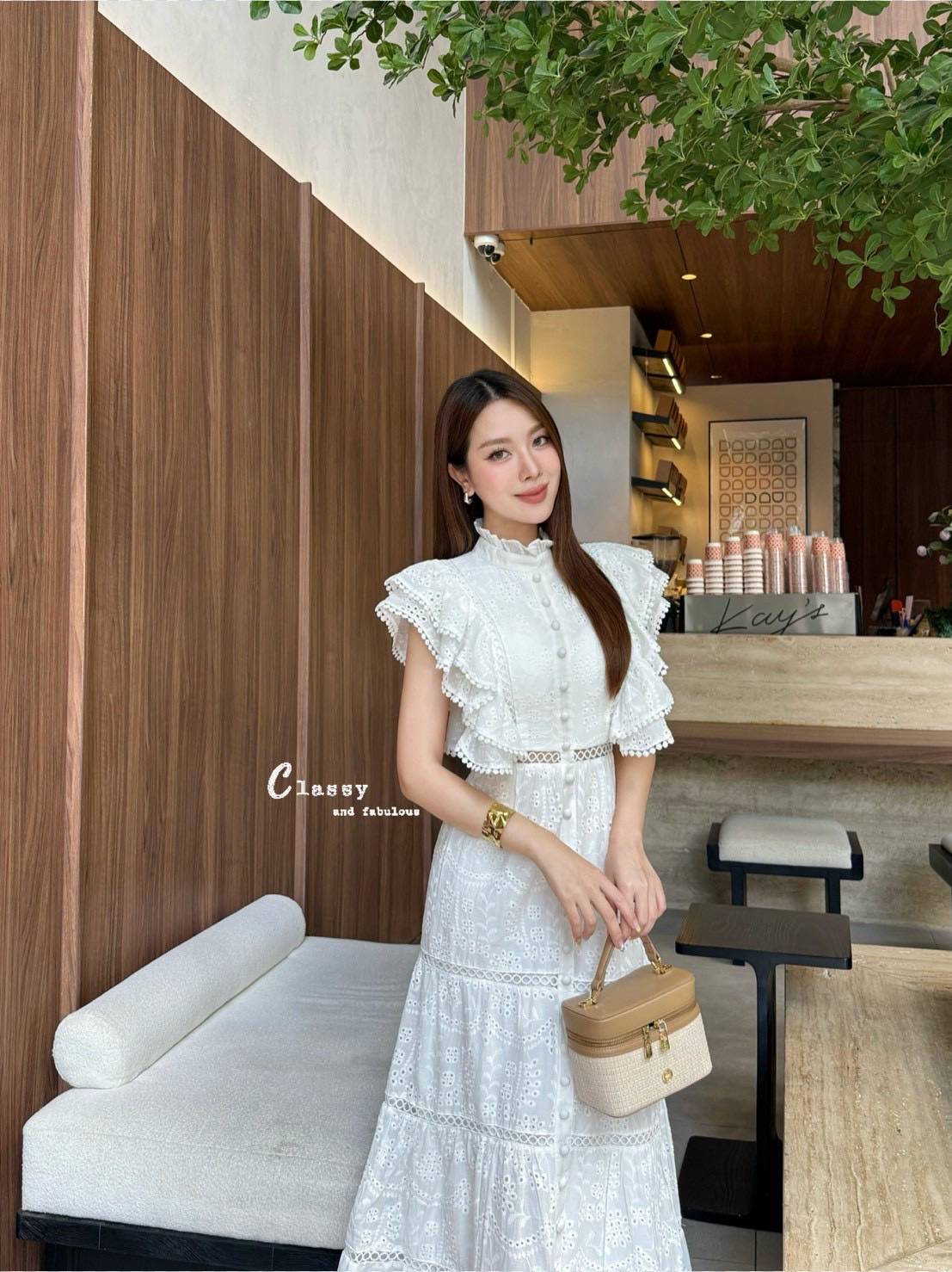 เดรสผ้าลูกไม้ลายฉลุทั้งตัว คอปีนมีระบายรอบคอ และเป็นกระดุมด้านหลังคอ แขนทำระบาย2ชั้นปิดต้นแขนและมีวงกลมเล็กๆที่ปลายแขน ตรงกลางชุดติดกระดุมไล่ลงมาจากอกถึงปลายกระโปรง ช่วงกระโปรงทรงสวยมาก