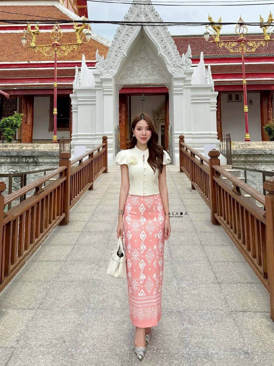 set 2 ชิ้น ผ้าไทย ชุดไปทำบุญ ชุดไปงาน พร้อมส่งค่า เสื้อคอกลมสีครีมงานกระดุมหน้า + เข็มกลัดดอกไม้ มีดีเทลที่ช่วงแขน ผ้าถุงสำเร็จ ผ้าพิมพ์ลายใส่ลื่นนุ่มสบาย