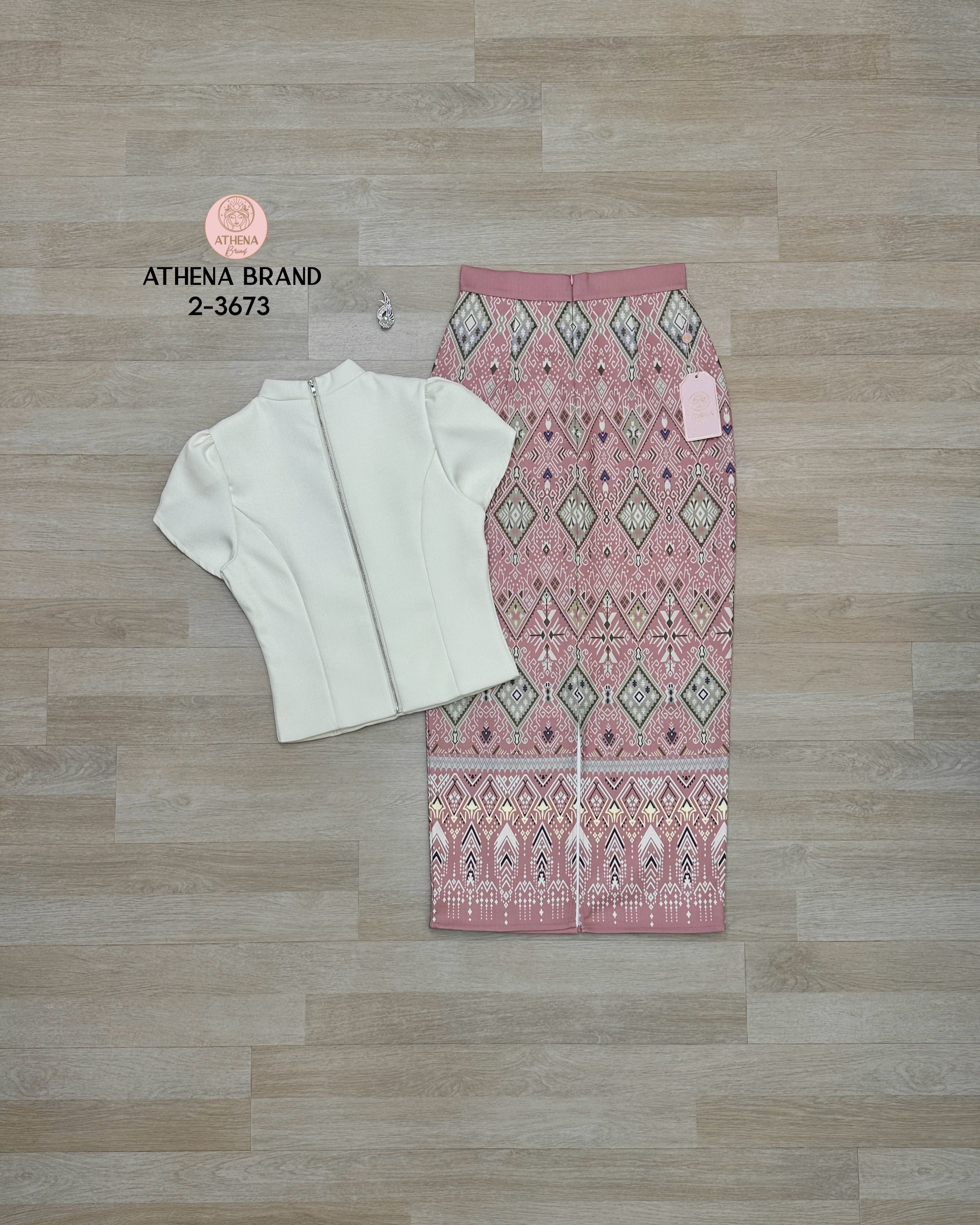 เสื้อ+กระโปรง+เข็มกลัด Set 3 ชิ้น เสื้อดีไซน์ด้านหน้าแต่งกระดุมเรียงสามารถแกะใช้งานได้จริง มีซับใน สวมใส่แบบซิปด้านหลัง แมตช์มาคู่กับกระโปรงพิมพ์ลายป้ายทบคล้ายงานผ้าซิ่นป้ายสำเร็จทรงเข้ารูป เนื้อผ้าดี๊ดีมีTexture งานมีซับใน สวมใส่แบบซิปด้านหลัง ชายกระโปรง