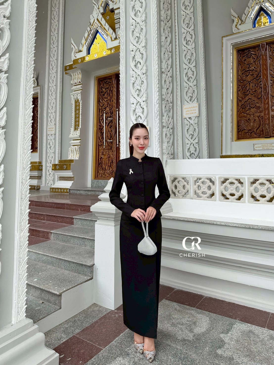 ชุดไทยจิตรลดางานผ้าทวิตพรีเมี่ยม เซ็ท 3 ชิ้น เสื้อแขนยาว ตกแต่งกระดุมหน้า กระโปรงผับจีบหน้า ผ่าหลังพร้อมซับในอย่างดี มีเเข็มกลัดเพชรแถมให้ด้วย ชุดสวยสุภาพ งดงามอย่างไทยค่ะ