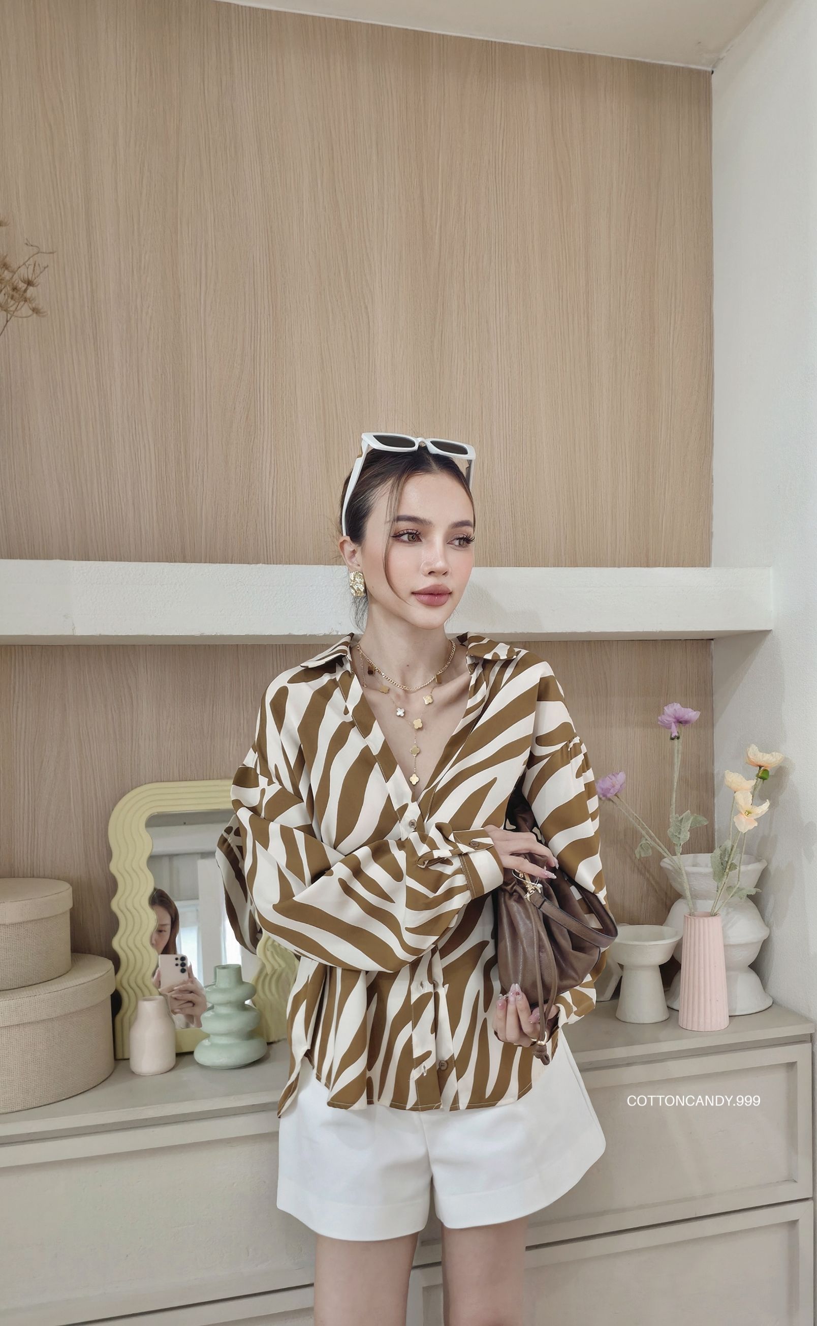 เสื้อเชิ๊ตล่าสุดลายสวยมากๆคร่าาา รุ่นนี้ผ้าสวยใส่สบาย แพทเทิล oversize ใส่สบายสุดๆ โทนสีดีแมทง่ายมากๆคร่าา