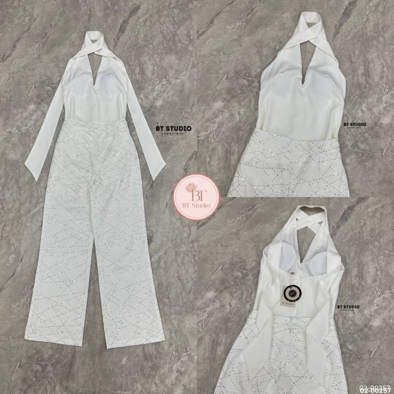 TAG : BT studio DETAIL : ชุดเซท 2 ชิ้น เสื้อแขนกุดไขว้รอบคอพาดไปด้านหลังเว้าหลังโชว์แผ่นหลัง อกเสริมฟองน้ำ แมทซ์กับกางเกงขายาวเนื้อผ้าแต่งลายสีเงินในตัว