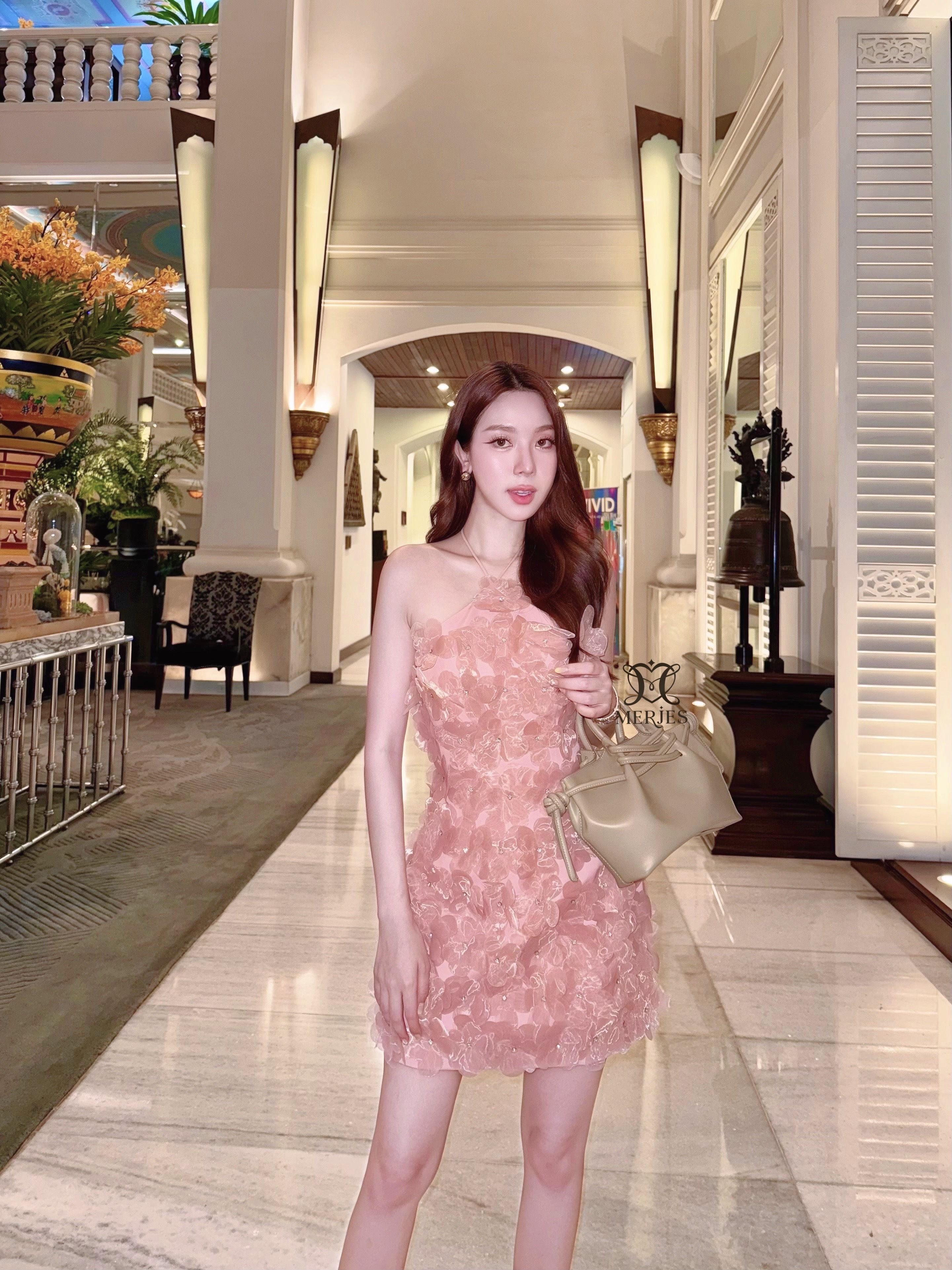 เดรสดอกไม้แต่งเพชรสีชมพูดีเทลงานคล้องคอเชือกผูกด้านหลังงานโชว์หลังแต่งดอกไม้ทรงใหญ่มีเกสรเพชรทั้งชุดสวยเก๋มากๆคะงานทรงเข้ารูปอกมีฟองน้ำเสริมทรงสวยมาก มีความเซ็กซี่สวยเก๋บอกเลยว่าไม่เก็บชุดนี้เสียดายแย่เลยคะ รุ่นฮอตขายดีมากคะ