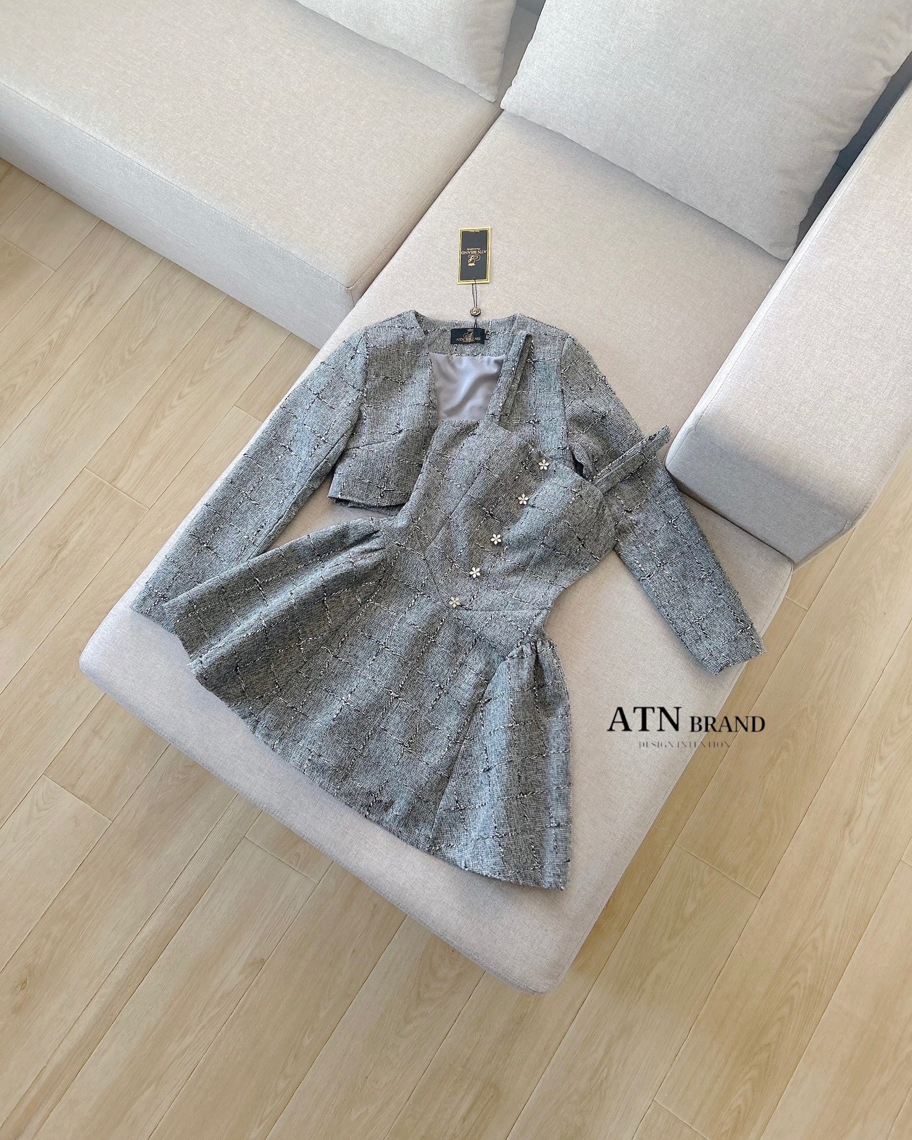 ชุดset 2ชิ้น เสื้อสูทครอปแขนยาว+มินิเดรสผ้าทวิตแต่งดิ้นเงิน สุดหรู อกเสริมฟองน้ำ มีซิลิโคนกันลื่นรอบหน้าอก ซิปหลัง ซับในอย่างดี จะใส่ไปงาน ไปเที่ยว ดินเนอร์ สวยจบได้ในชุดเดียว ต้องมีติดตู้ไว้เลยนะค่า