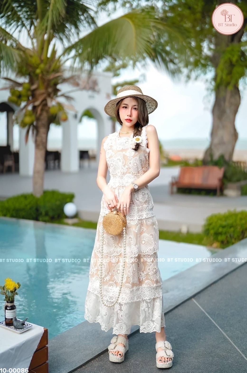 เดรสลูกไม้แขนกุดแต่งระบายติดขอบแต่งกุ้นเป็นชั้น ๆ งานด้านในมีซับสั้น ซิปหลัง งานลูกไม้สีขาวแต่งฉลุลายเนื้อผ้าดี ชุดนี้ห้ามพลาดค่ะ งานสวยมากก