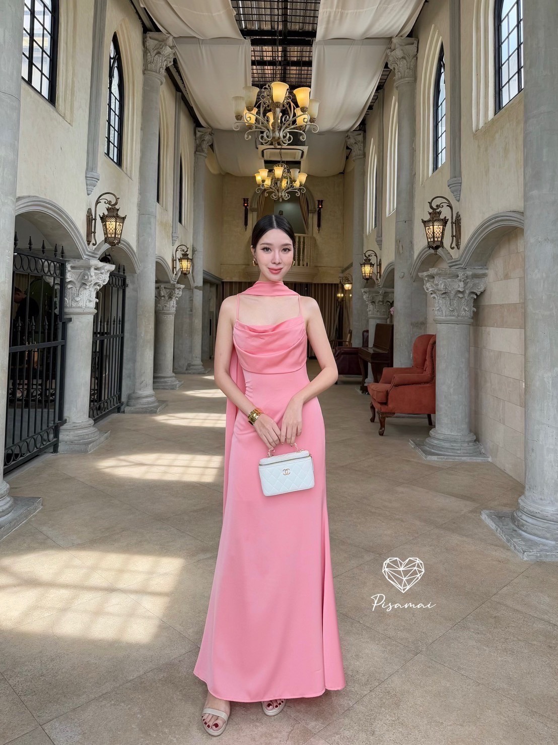 เดรสสายเดี่ยวอกย่นสีชมพูตัวยาว มาพร้อมโชกเกอร์ผ้าคาดคอผืนยาวใส่สวยมากกกก ราคานี้มือต้องไวเลยค่า รุ่นนี้ใส่สวย