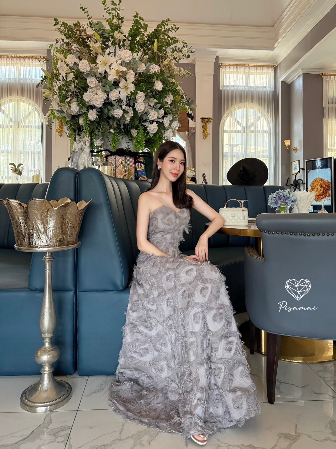 เดรสเกาะอกขนนกสีเทาตัวยาวบาน ใส่ไปงานสวยๆได้เลยค่า ราคานี้มือต้องไวเลยค่า รุ่นนี้ใส่สวย เนื้อผ้าดีมากกกกกกก ห้ามพลาดเลยค่า