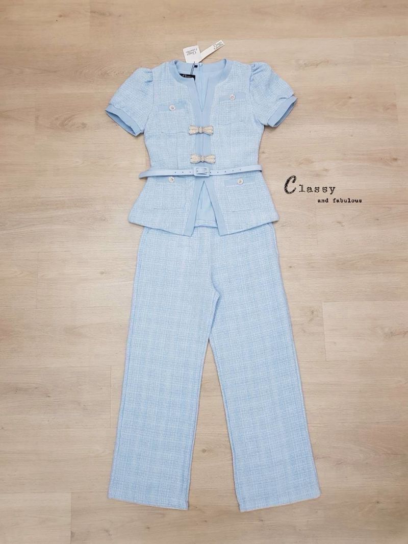 Set ผ้าทวิตสีฟ้าทั้งชุด ตรงเสื้อคอวีดีไซน์ผ่าด้านหน้า แขนสั้นพองเล็กน้อยตัดต่อปลายแขนด้วยผ้าเรียบสีฟ้าเข้าชุด มีกระเป๋าที่หน้าอก2ข้างซ้ายขวาใช้งานได้จริงด้านบนขอบกระเป๋าตกแต่งด้วยกระดุมเพชรสวยๆ