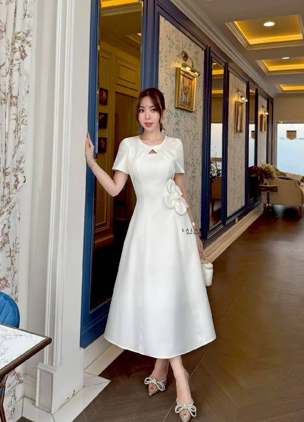 เดรสสีขาวยาว มีแขน ลูกหนูลูกคุณ แต่งดอกไม้ช่วงเอว เรียบร้อยสวยหรู งานซิปหลัง ตัดเย็บอย่างดี มีซับใน สวมใส่ได้หลายโอกาส Color::ตามรูป