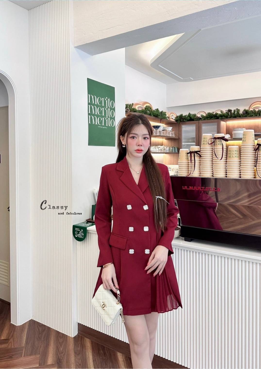 Dress สูท คอปกสูทแขนยาว บ่าเสริมฟองน้ำ ผ้าสูทอัดกาวอย่างดี กระดุมหน้าสวยๆ 6เม็ด และปลายกระโปรงด้านข้างอัดพลีท ผ้าดีมากมีน้ำหนัก มีซับในทั้งตัว งานหรูงานดูแพงเวอร์วัง สวยระดับ10 จัดเลยไม่ผิดหวัง ผ้าดี๊ดี