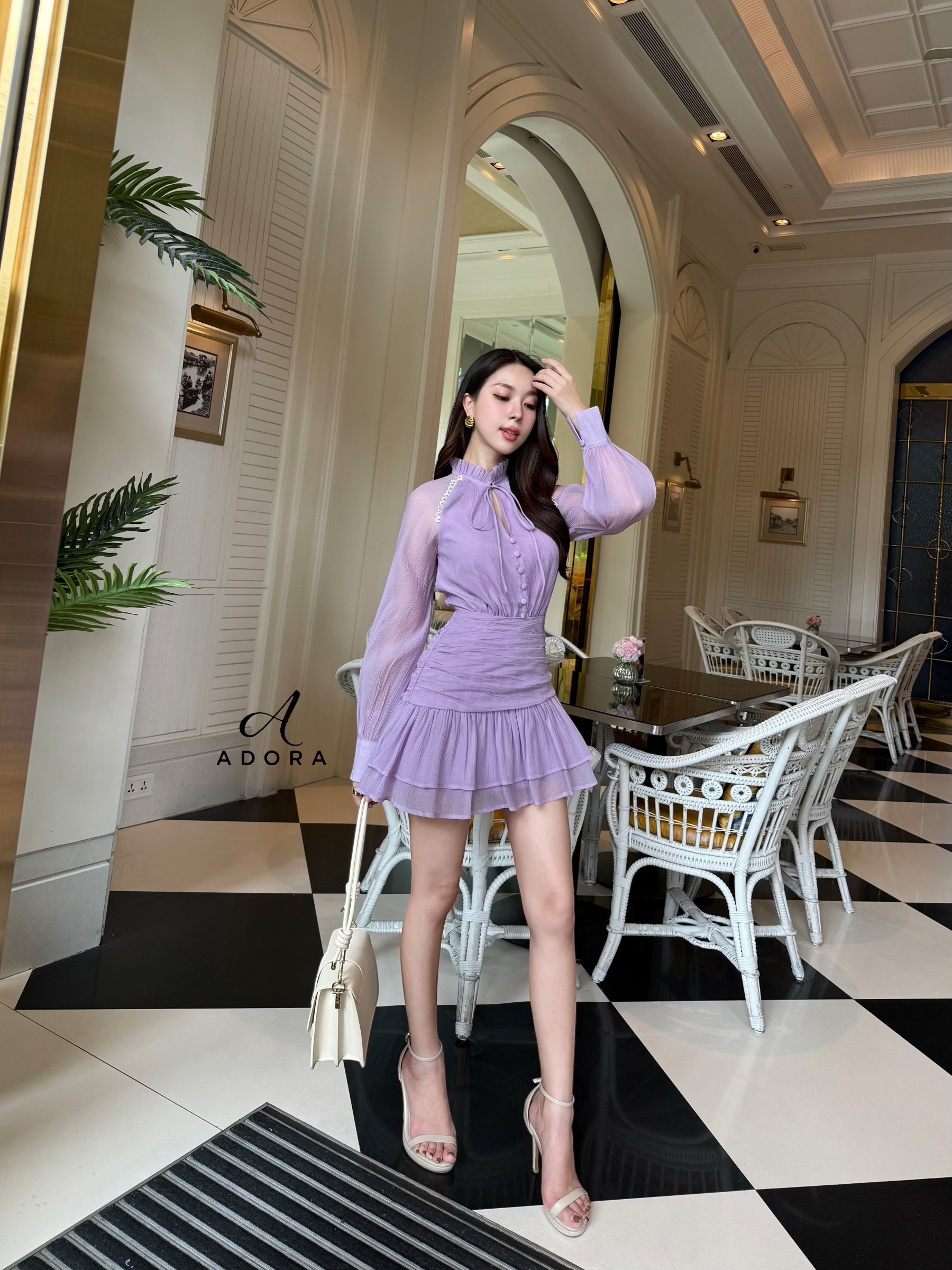 มินิเดรส ดีไซน์น่ารักๆ ตัวนี้ตอบโจทย์เลยค่ะ มินิเดรสแขนยาว ดีไซน์คอปีน แต่งกระดุมหน้า ช่วงคอเสื้อ ผูกโบว์ ตัวเดรสใช้ผ้าเกรดพรีเมี่ยม เนื้อผ้ามีเทจเจอร์ในตัว