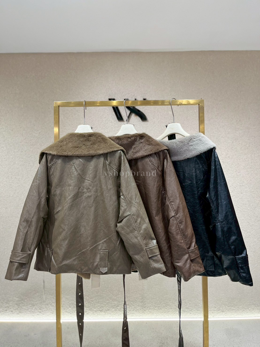 แจ็คเก็ตหนังแขนยาวปกขนเฟอร์ + เข็มขัด