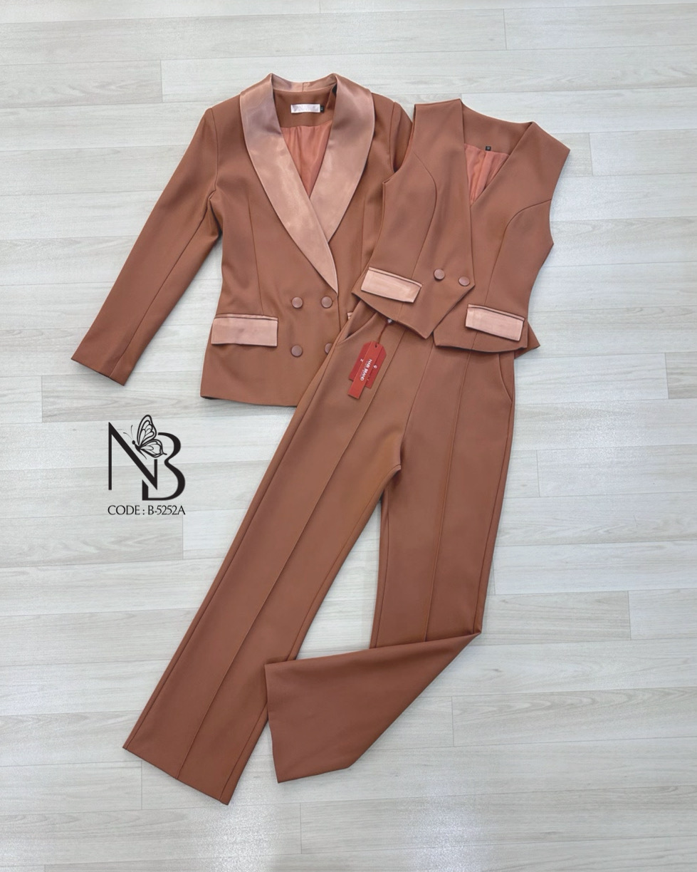 Set 3 ชิ้น ผ้าดีงาม สีดำแบบทางการ 🖤เสื้อสูทแขนยาวปกคอเงา ช่องกระเป๋าแต่งเงาใช้งานได้จริง กระดุม 4 เม็ด 🖤เสื้อกั้กกระดุม 2 เม็ด ช่องกระเป๋าแต่งเงาใช้งานได้จริง มีฟองน้ำมาให้ด้วยนะ 🖤กางเกงขายาวทรงกระบอก งานซิบหลัง ตีเกล็ตด้านหน้า มีช