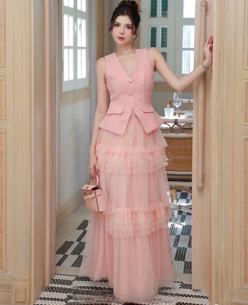 เซ็ตเสื้ตผ้าทวิตแขนกุดสีชมพูมาคู่กับกระโปรงเอวสูงสีชมพูชั้นฟูพร้อมใส่แล้วโลกสดใสมากๆค่ารุ่นนี้ ใส่vacayถ่ายรูปกับแก๊งค์เพื่อนๆไม่มีผิดหวังเลยค่า ห้ามพลาดเลยน้าตัวนี้ !