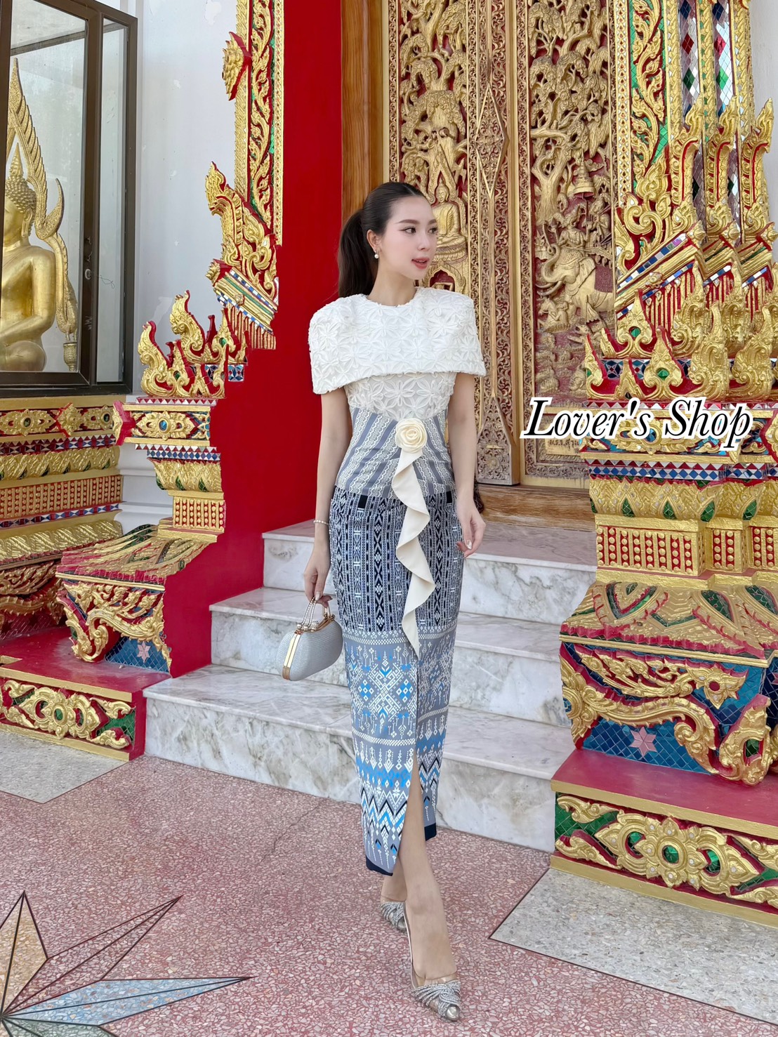 Lover’s Shop Detail : เซ็ทชุดผ้าไทยแบบฉบับสาวติดแกลมค้า สวยหวานละมุนลงตัวสุดๆ ไม่ต้องไปจับแม็ทเองค้า สวยยกเซ็ท ดีเทลตัวเสื้อเป็นทรงคลุมไหล่ ทรงเข้ารูปพอดีตัว ช่วงปกด้านหลังผ่าออก สามารถยกมือใช้งานได้สะดวกค่ะ ตัวเสื้อมีซับในอย่างดีค่ะ ใช้ผ้าลูกไม้เนื้อนุ่ม