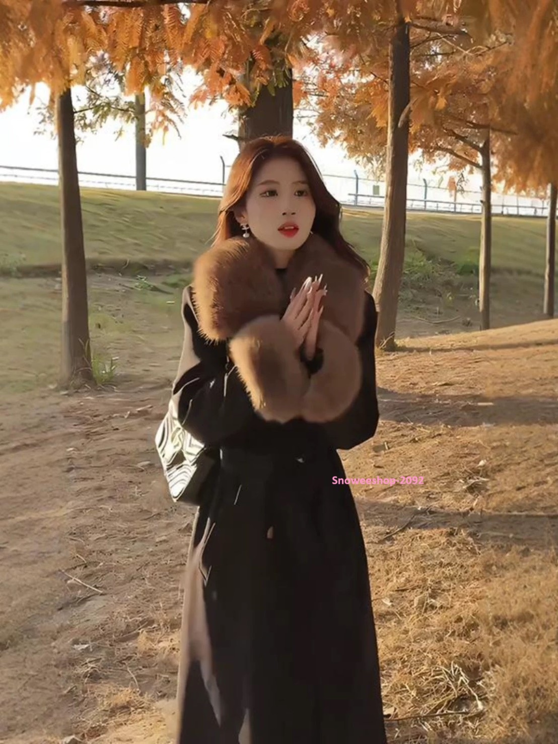 โค้ทตัวนี้คือ ตัวแม่ประจำฤดูหนาว เก็บลุคหรูได้แบบไม่ต้องพยายามเยอะ ปกขนเฟอร์ + ขนปลายแขนแบบฟูๆ แต่งลายสวย หรูมีคลาส ซับในหนา อบอุ่นมาก ใส่ติดลบได้จริง เดินในหิมะก็ยังสวยแบบมีประกาย