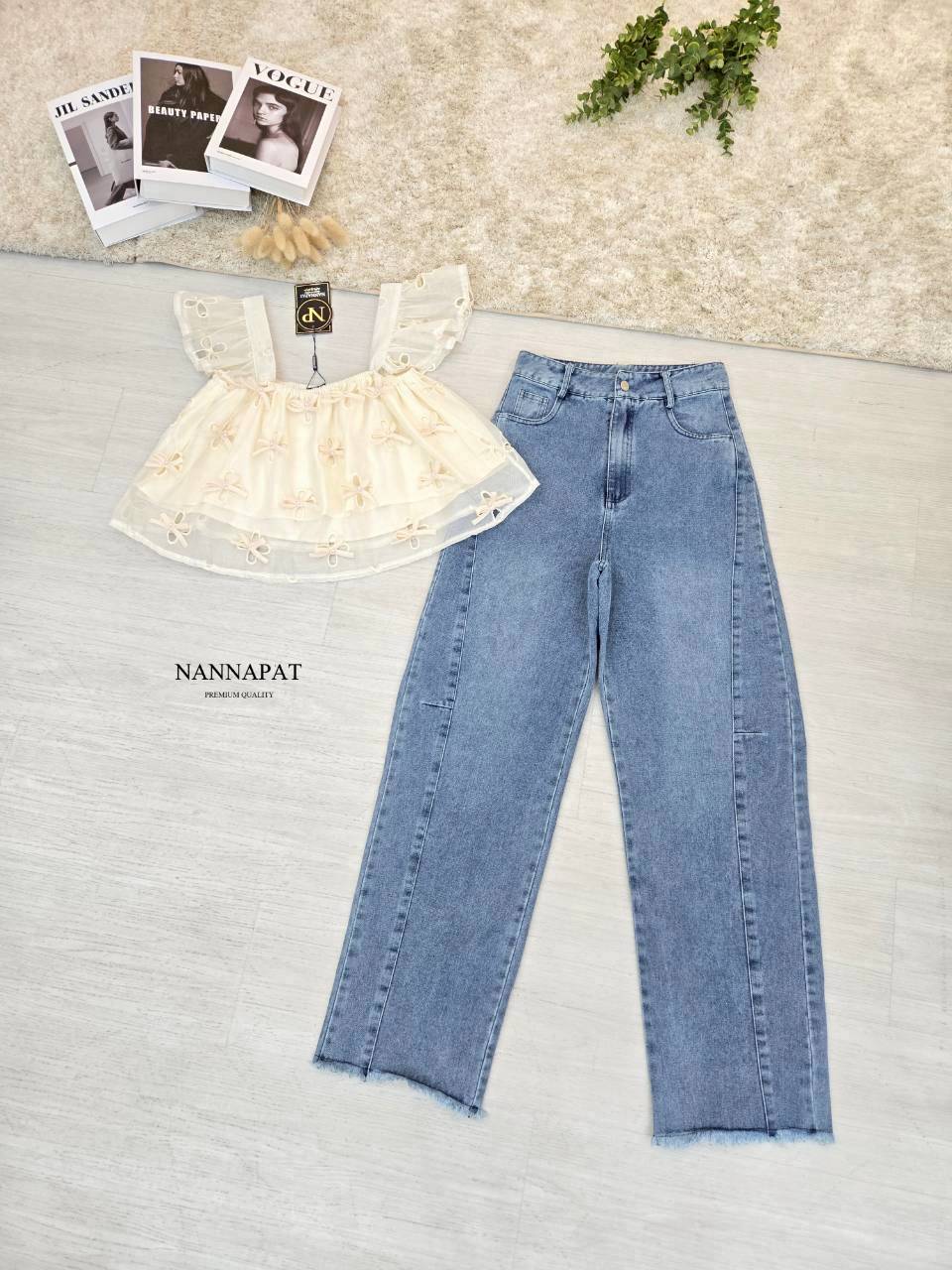 Set เสื้อน่ารัก ผ้านุ่มใส่สบาย ปักฉลุลายดอก แต่งโบว์ติดมุกอย่างจึ้ง + กางเกงยีนส์แท้ฟอก Barrel สุตฮอตในตอนนี้ ทรงสวยเก๋ แม็ชกันลงตัวมากคะ