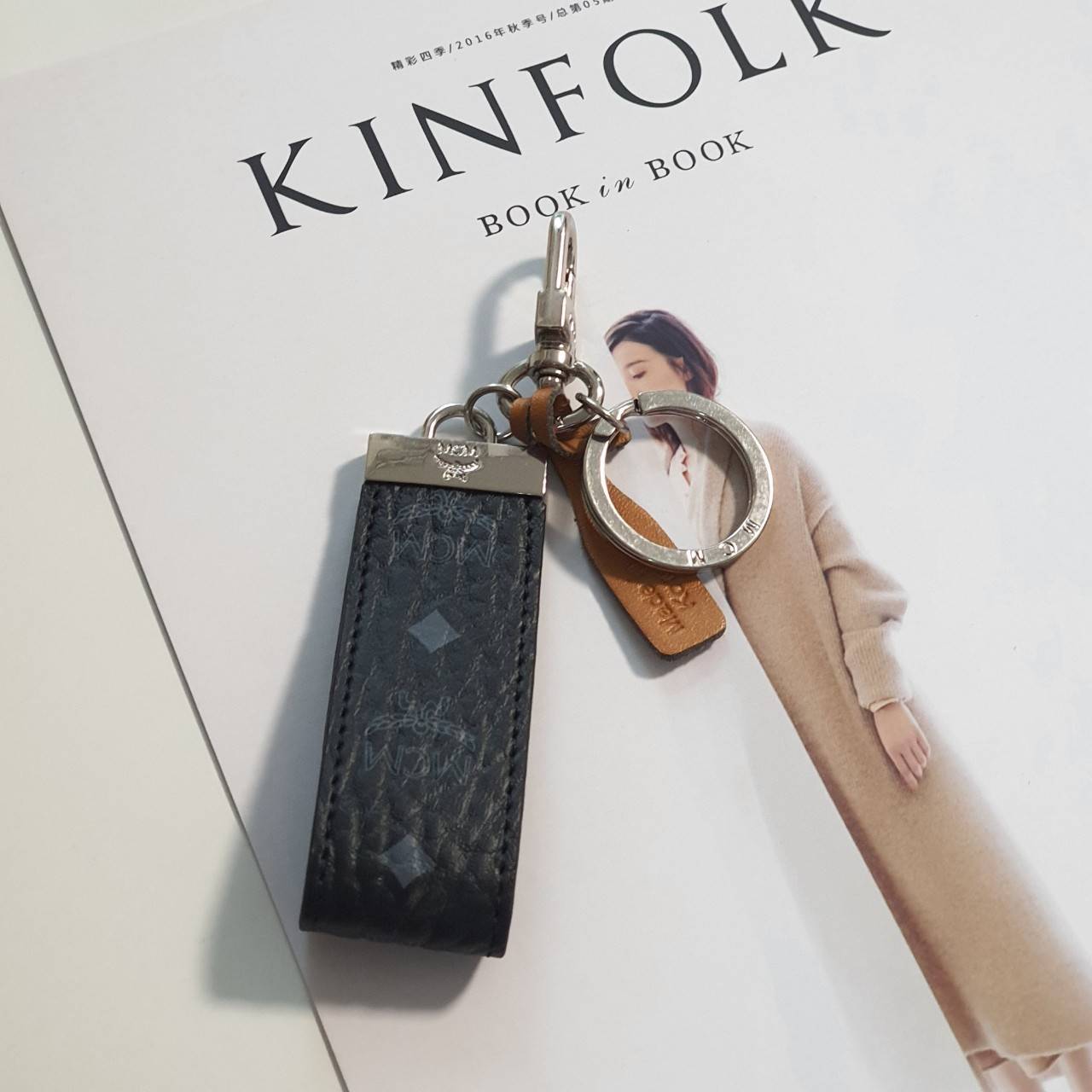 พวงกุญแจไฮโซแบรนด์เนมเอ็มซีเอ็มพรีเมี่ยมกิ๊ฟสีดำ MCM GENUINE LETHER KEYCHAIN งาน VIP GIFT