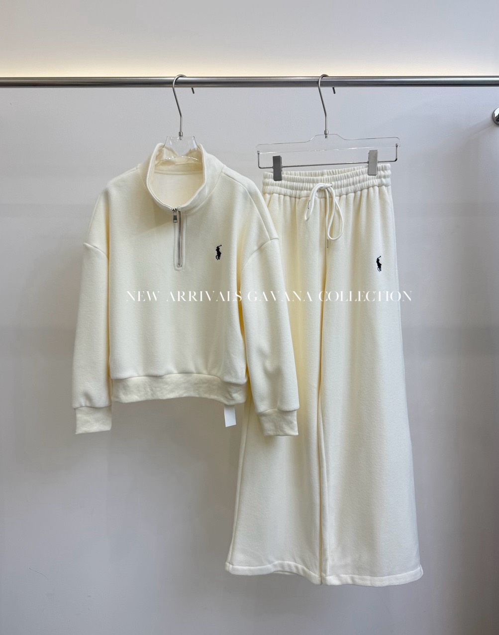 Set 2 pcs เสื้อแขนยาวคอปีน+กางเกงขายาว ✔ เสื้อแขนยาวคอปีนปักสายช่วงอก ✔ กางเกงขายาวทรงขากระบอก เอวยางยืด มีกระเป๋าล้วงข้าง ✔️ ใส่เป็น Airport look ได้เลยค่าาา ✈️