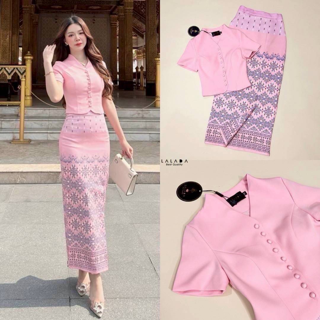 #งามอย่างไทย #ชุดไทย •Detail : set 2 ชิ้น ผ้าไทย ชุดไปทำบุญ ชุดไปงาน พร้อมส่งค่า เสื้อคอวีสีชมพูกระดุมหน้า ช่วงอกเสริมฟองน้ำแมทช์กับผ้าถุงสำเร็จ ผ้าพิมพ์ลายมีซิบหลัง สวมใส่สะดวก สวยหวานฉ่ำๆ งานบุญ งานบวชได้หมดเลยค่ะ