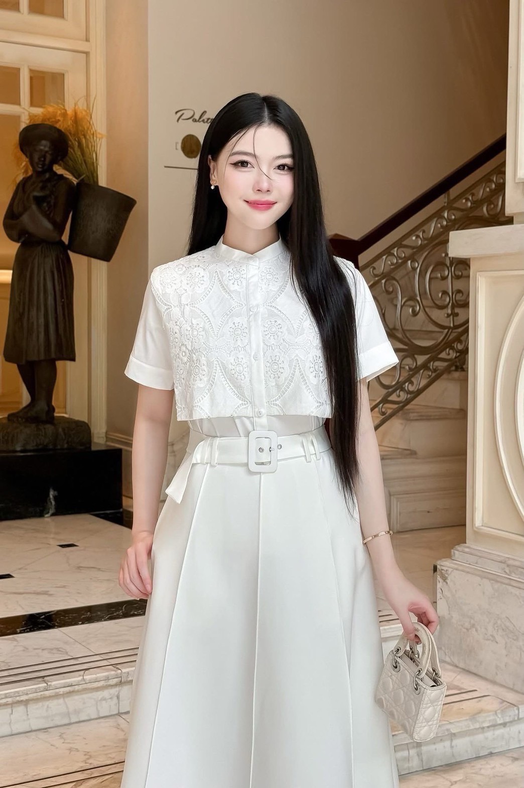 Set 2 ชิ้น เสื้อแขนสั้นสีขาว กระดุมหน้า ดีเทลคอปิด แต่งคลุมลุลูกไม้ยาวถึงกลางลำตัว แมทซ์กับกระโปรงยาวสียาว ตีเก็ดหน้าหลัง มีซิปหลังช่อน ชับใน มาพร้อมเข้มกลัดผ้าสีเดียวกับชุด ใส่แมทส์กันสวย ลัคชูสุดๆ ห้ามพลาดนะคะ