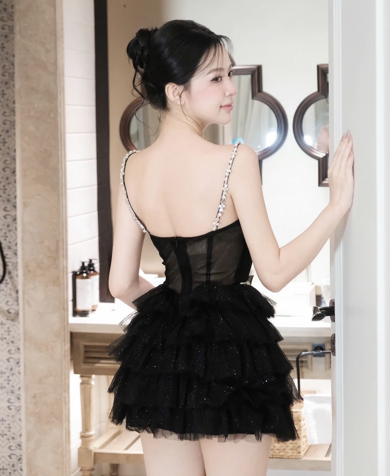 เดรสสีดำสายเดี่ยวแต่งเพชรผ้าวิ้งๆมีกลิตเตอร์ในตัวกระโปรงแต่งทเีเทลระบายเป็นชั้นๆทรงพองน่ารักๆช่วงเอวมีเพชรแต่งรอบเอวเย็บโบว์ช่วงกระโปรงงานมีฟองน้ำเสริมมีซับในสีเนื้อช่วงตัวงานสวยเซ็กซี่ที่ควรมีไว้ออกเดทปาร์ตี้ค่า