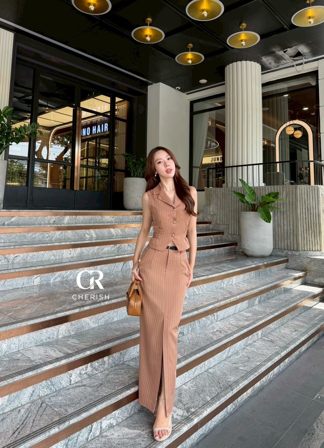 ชุดเซ็ท 3 ชิ้น เสื้อ+กระโปรง+เข็มขัด ตัวเสื้อกั๊กลายริ้ว แขนกุดคอวี แต่งกระเป๋าหลอก 2 ข้าง กระดุมทอง ช่วงเอว มีสายผูกเอวสามารถทำเป็นโบว์เล็กๆน่ารักได้ มาพร้อม