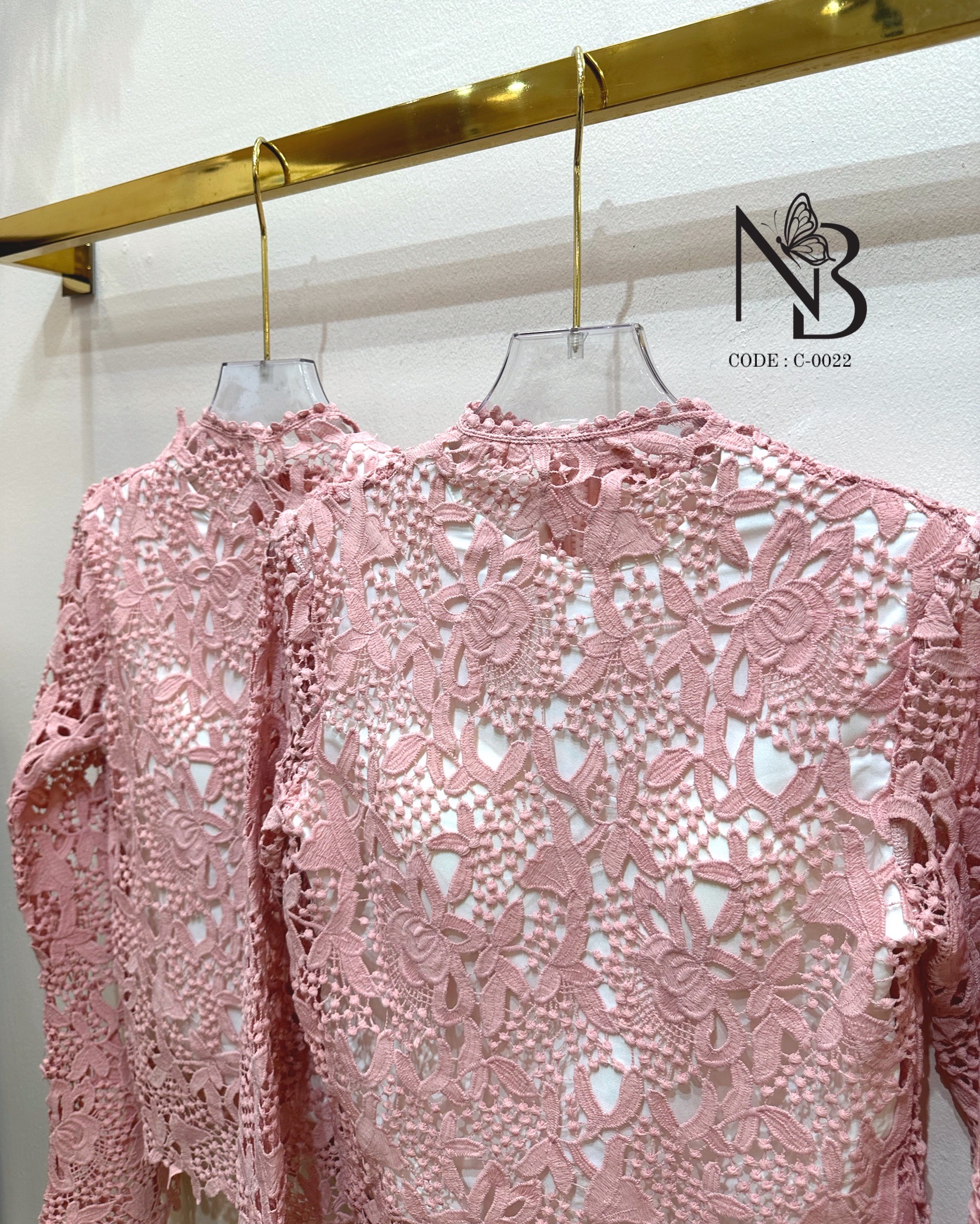 Label :: #NABIBRAND Code :: C-0022 Detail :: เสื้อลูกไม้ทรงคอเต่าแขนยาวแบบบานออก ชายระบาย มีซับในผ้าคอตตอน มีฟองน้ำเสริม มาด้วยกัน 2 สี สีฟ้าและสีขาว ชุดเข้าพรรษา ทอดกฐิน งานบุญ งานวัด งานเทศกาลไทยต่างๆ ใครที่มีกระโปรงผ้าถุงที่บ้านอยู่แล้ว อยากได้แค่เสื้อ