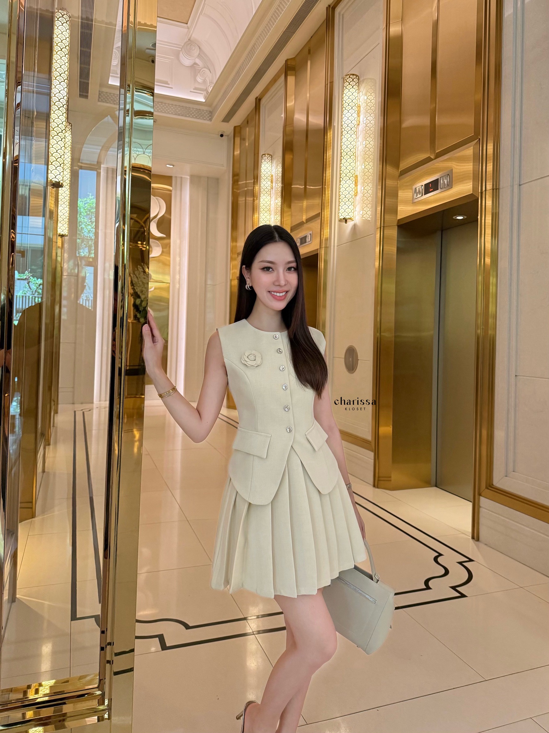 set เสื้อแขนกุด แต่งกระดุมจริงด้านหน้า ออกแบบให้เข้ารูปสวย มาพร้อมกับกระโปรงแต่งจีบ(ซับในเป็นกระโปรงซิปข้าง) ซิปข้าง แมทซ์กันได้อย่างลงตัวมากๆค่ะ เพิ่มความน่ารักกิมมิคไปอีกกับเข็มกลัดดอกไม้คิ้วท์มากกก