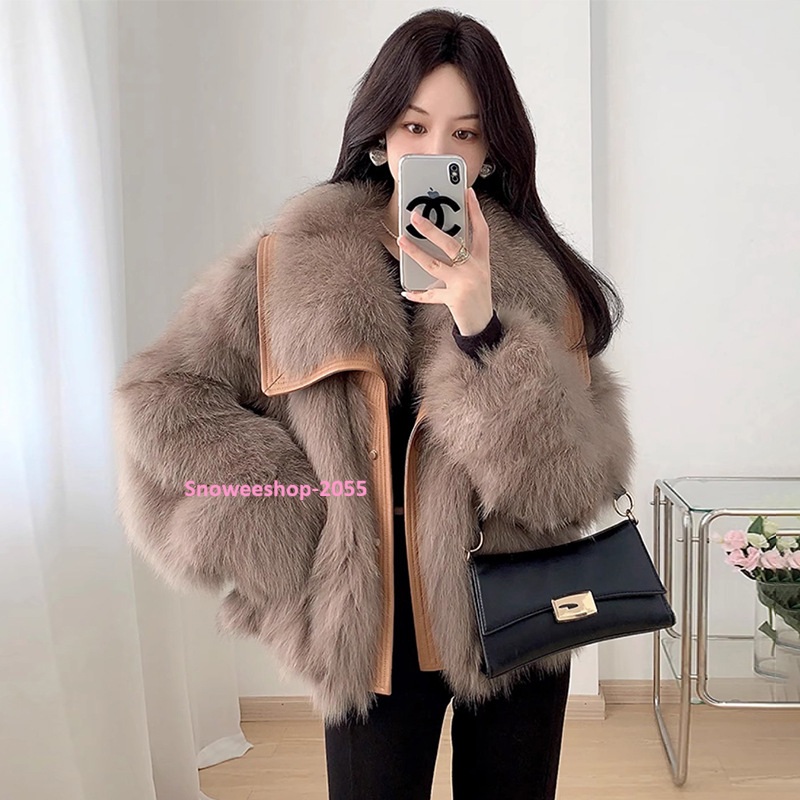 สวยหรู ดูแพงทุกลุค เสื้อโค้ทขนเฟอร์แต่งขอบหนัง ไฮเอนสุดปัง อุ่นหนา แต่ใส่แล้วเบาสบาย ขนนุ่มฟู ดีไซน์โอเวอร์ไซ หรูหราแบบคุณหนู ใส่แล้วถ่ายรูปสวยทุกมุม มี 2 สีสุดคลาสสิค ควรมีติดตู้