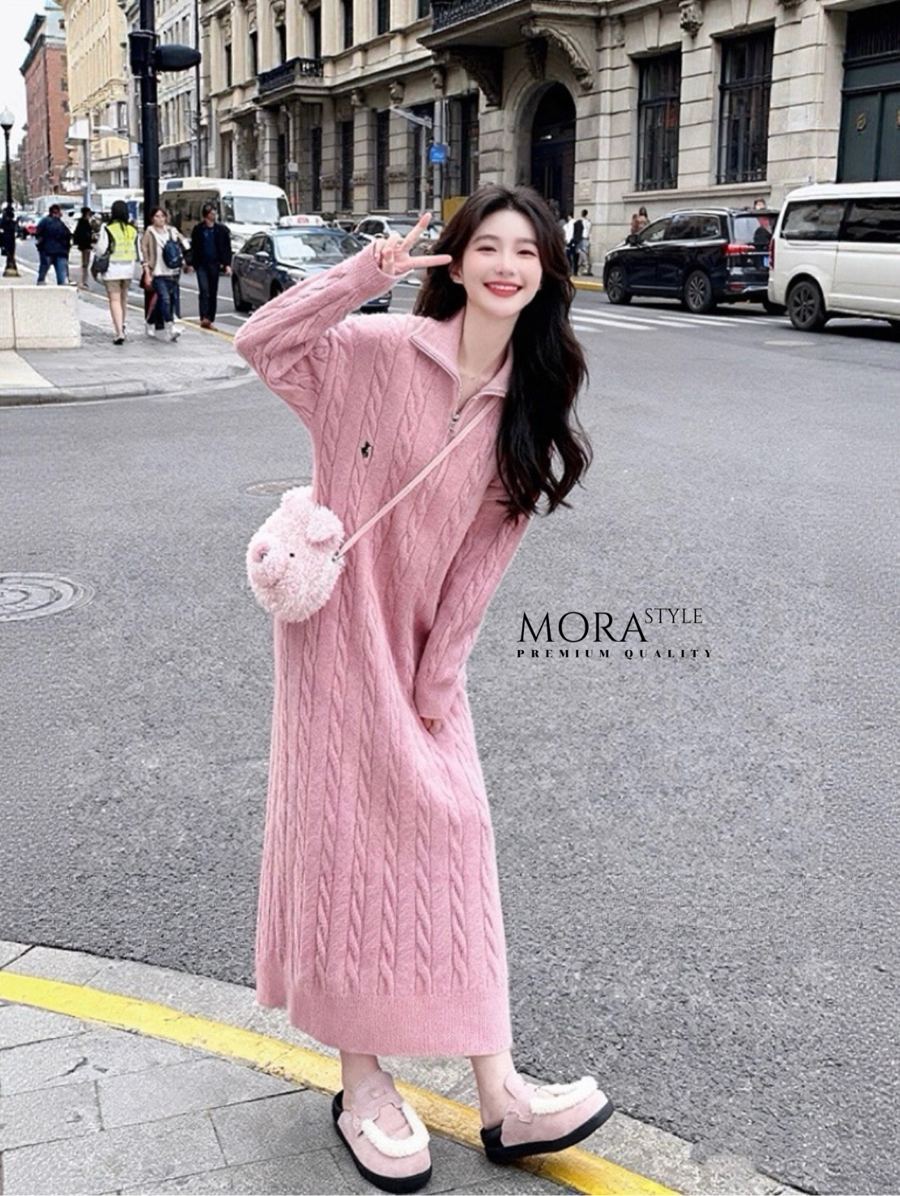 เดรสไหมพรหมแขนยาว คอเต่า เนื้อผ้านุ่มใส่สบาย ปักโลโก้ด้านหน้า มีซิปรูด เป็นอีกหนึ่งคอลเลคชั่นแนะนำสำหรับหนาวนี้เลยค่าา