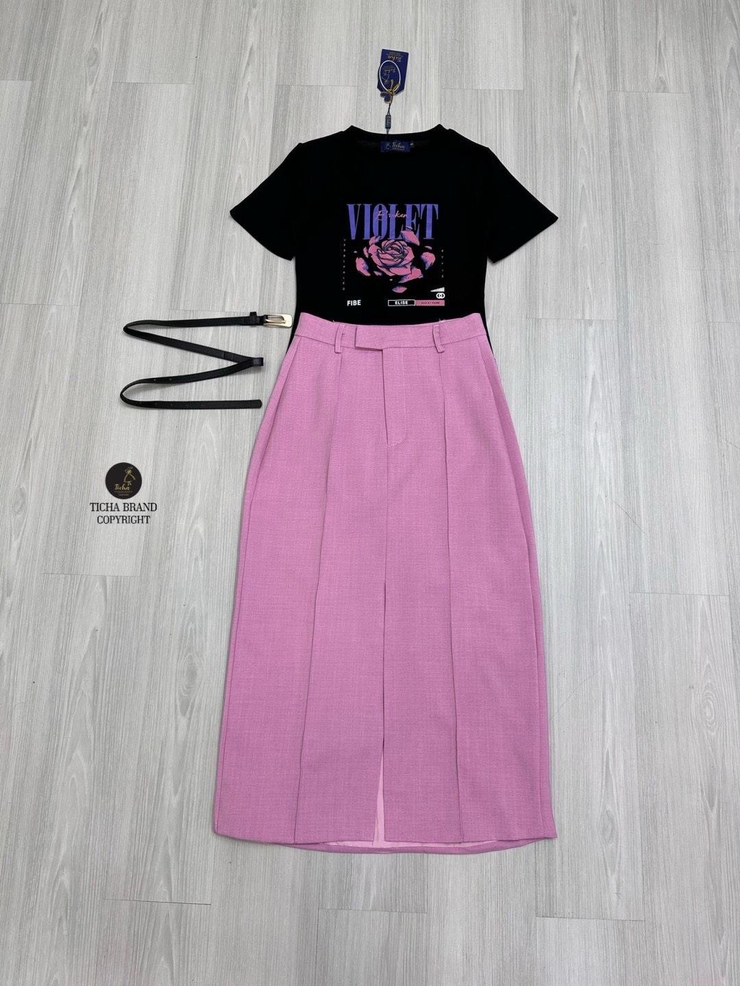 Set 2 ชิ้น เสื้อยืดสีดำคอกลมแขนสั้นเนื้อผ้านิ่มดีใส่สบาย ด้านหน้าช่วงอกสกรีนลายกุหลาบสวย ตัวเสื้อทรงพอดีตัว มาพร้อมกับกรกโปรงเอวสูงทรงเอสีชมพู ตีเกร็ตยาวด้านหน้า ดีเทลผ่าหน้า(มีตะขอซิปหน้า) มาคู่เข็มขัดใส่ปรับเข้ารูปให้ทรงสวยดีไซน์เก๋ เนื้อผ้าดีมีซับใน ทร